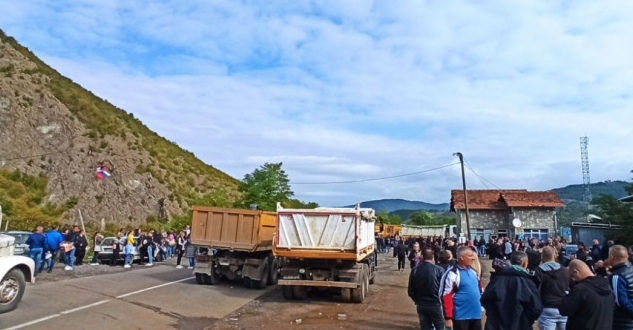 Edhe tre kamionë me zhavor janë vendosur sot nga serbët në rrugën për në Bërnjak duke e shtuar barikadën