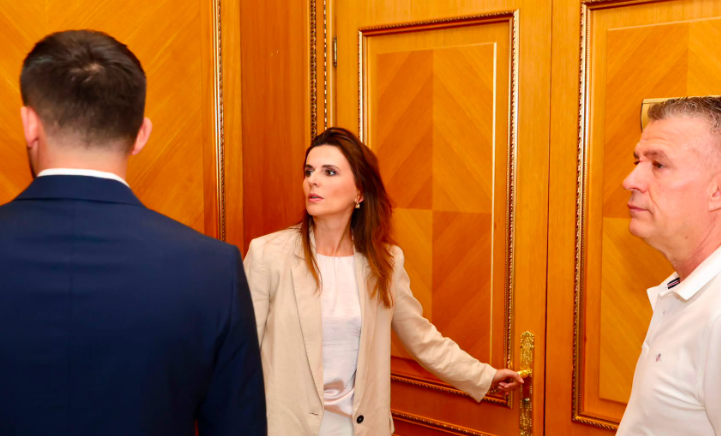 Vlora Çitaku publikon pamje nga Kuvendi  Dyert e mbyllura për deputetët  Republika po mbahet peng