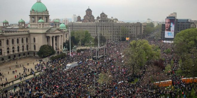 Mijëra protestues në Serbi janë duke protestuar kundër miratimit të ndryshimeve në Ligjin për Shpronësim