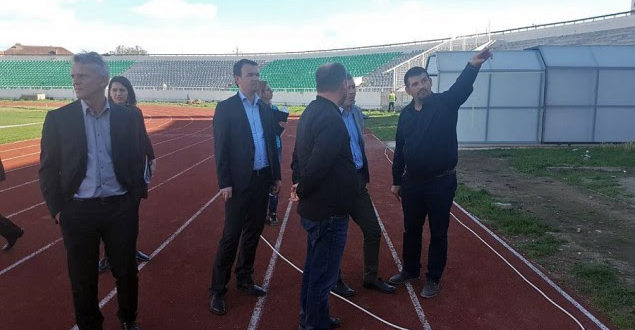 Ministri Shala shprehet i kënaqur me dinamikën e punimeve në stadiumin “Adem Jashari”