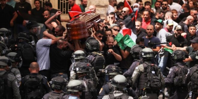 Forcat policore izraelite kanë rrahur pjesëmarrësit në varrimin e gazetares Shirin Abu Akla, të cilën e kishin vrarë