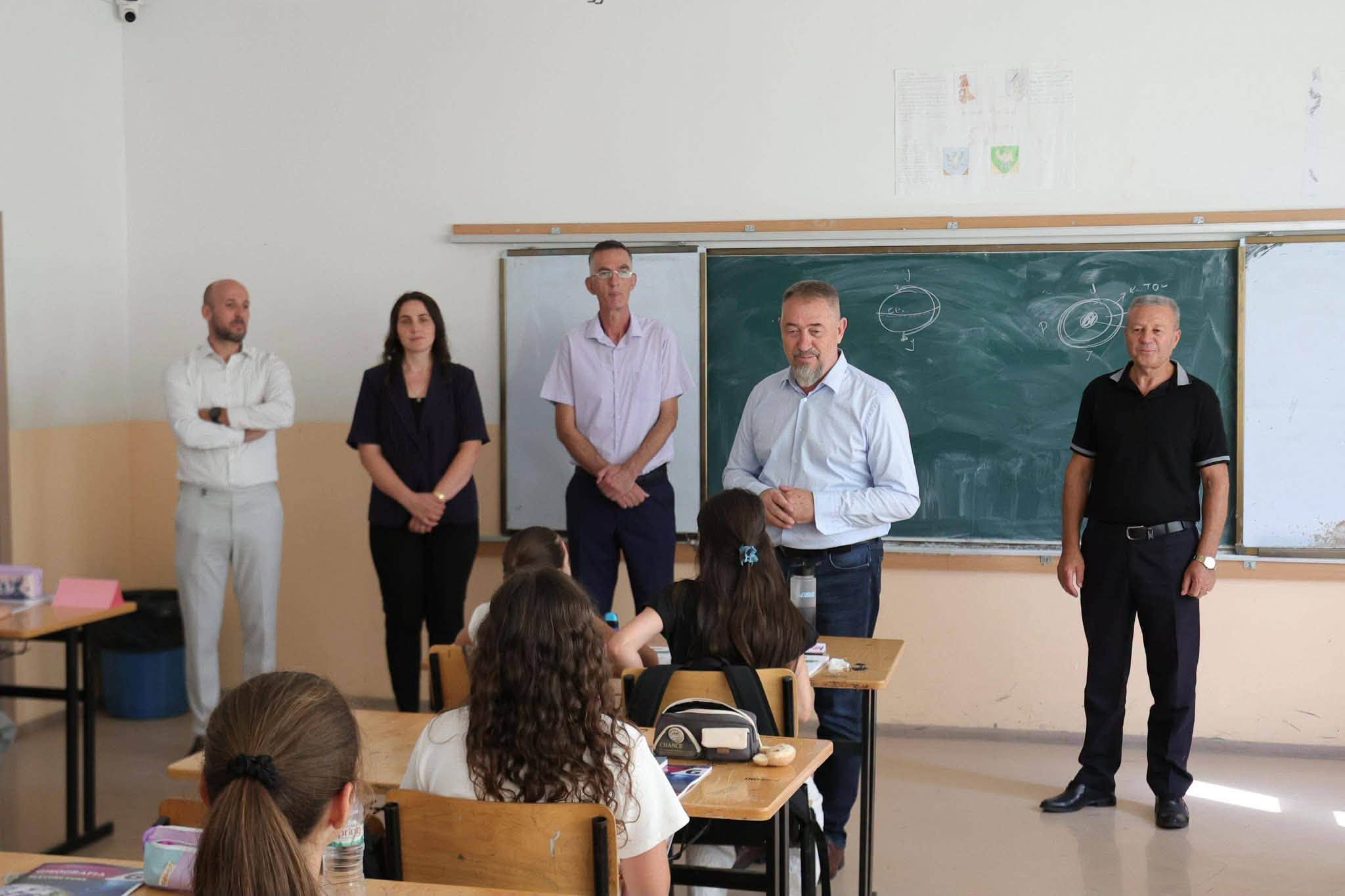 Kryetari Lushtaku me bashkëpunëtor kanë zhvilluar vizita në shkolla dhe institucione parashkollore