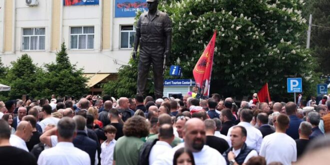 Më 5 Maj në Ditën e Dëshmorëve, në Bajram Curr të Shqipërisë është zbuluar shtatorja e heroit të kombit, Tahir Sinani