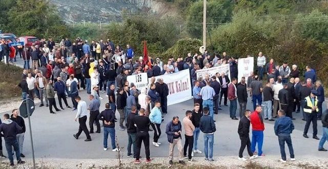 Hashim Thaçit shpehet kundër protestave dhe bllokimit të rrugëve, thotë se po punohet për pajtim me Serbinë