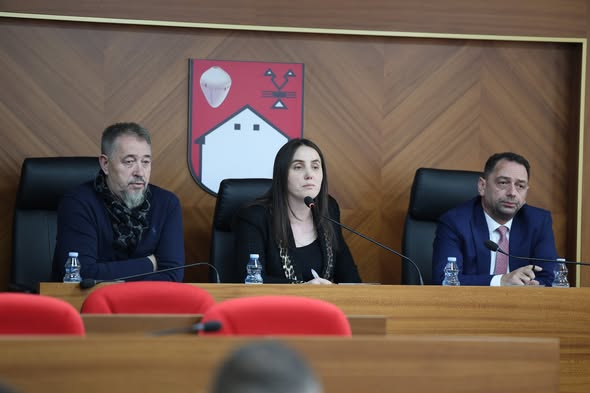Mbahet mbledhja e parë e rregullt e Kuvendit Komunal të Skenderajt