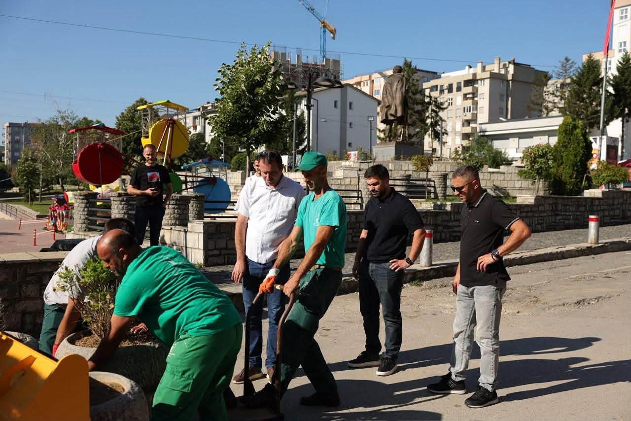 Skenderaj  Janë ndërmarrë veprimet për lirimin e hapësirës pranë sheshit nga automjetet