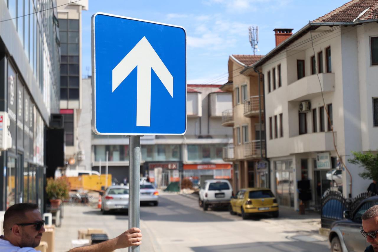 Realizohet shenjëzimi vertikal në rrugën  e cila është degëzim i rrugës  Ilaz Kodra  në Skenderaj