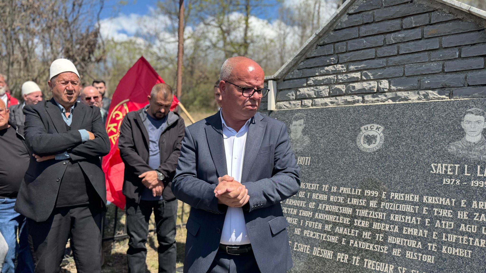 Në 27 vjetorin e rënies përkujtohen dëshmorët e kombit  Visar Hoti dhe Safet Latifi