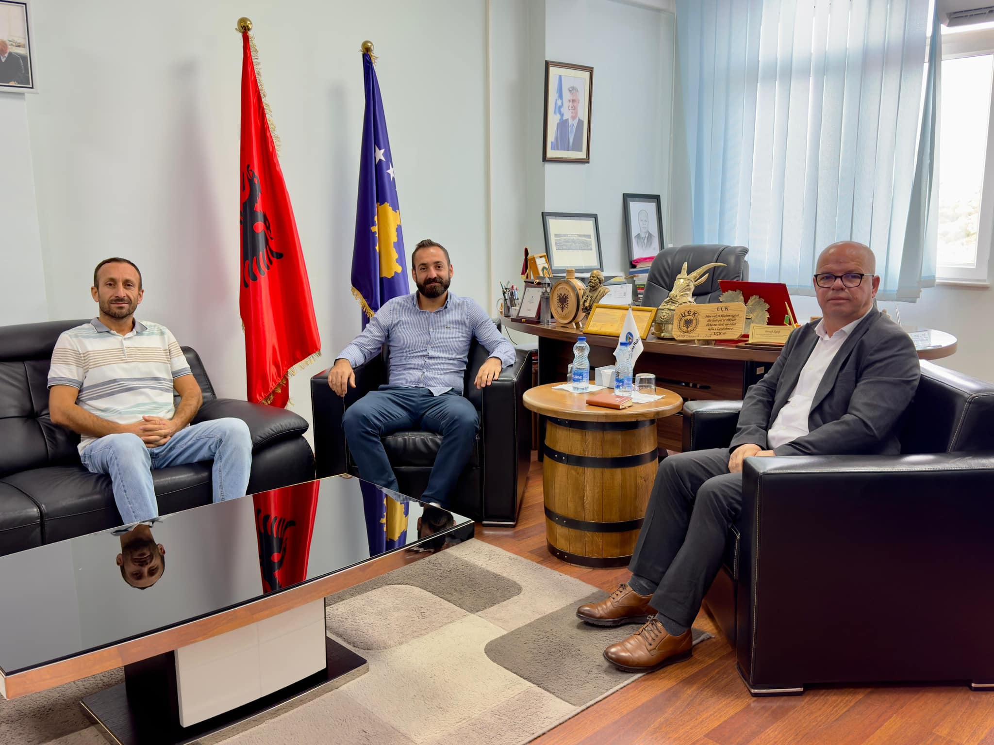 Kryetari Smajl Latifi priti në takim politologun  Muharrem Shtavica