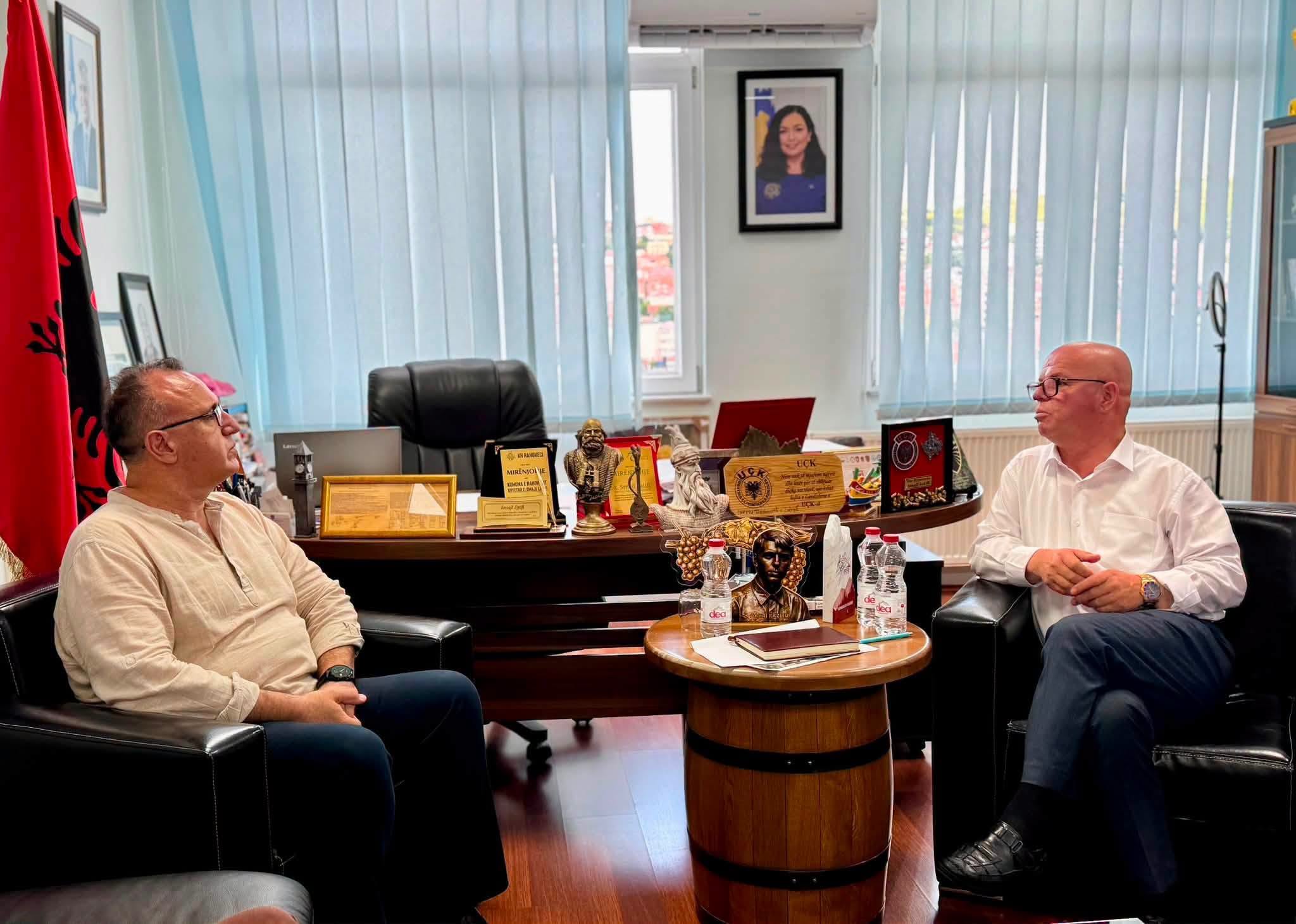 Kryetari Latifi priti në takim Rektorin e Universitetit  Haxhi Zeka  në Pejë