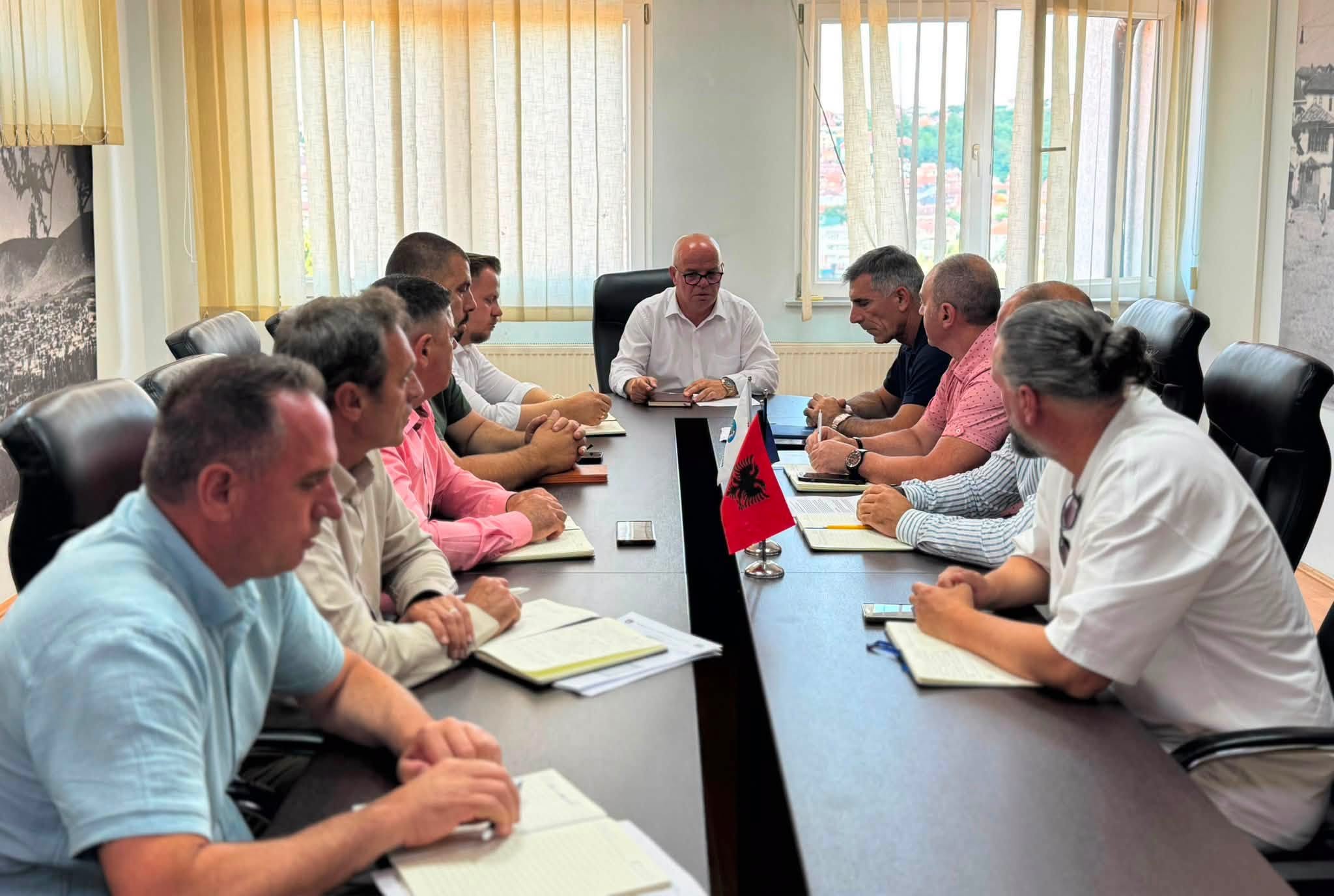 Kryetari Latifi priti në takim përfaqësuesit e KRU  Gjakova 