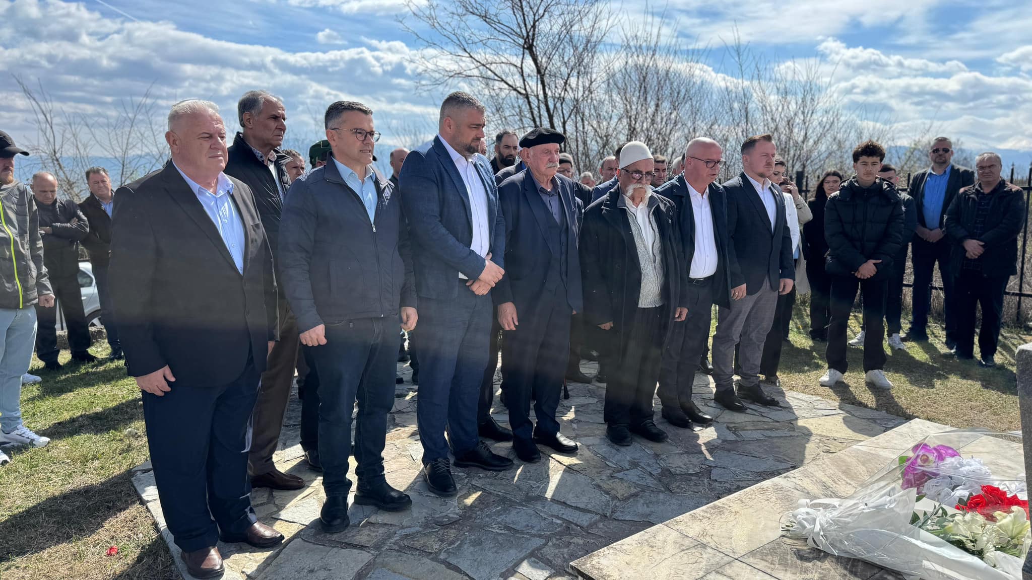 Në 27 vjetorin e rënies përkujtohen dëshmorët Ragip  Xhemajl e Shukri Hoti  Sami e Agim Nalli  Agim Hoti dhe Njazi Gashi