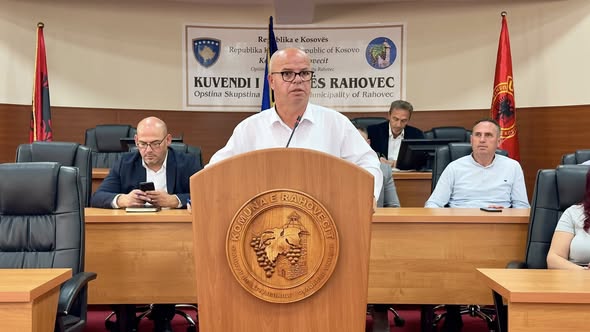 Kryetari Latifi mbajti takimin e Dytë periodik me punonjësit e Administratës komunale