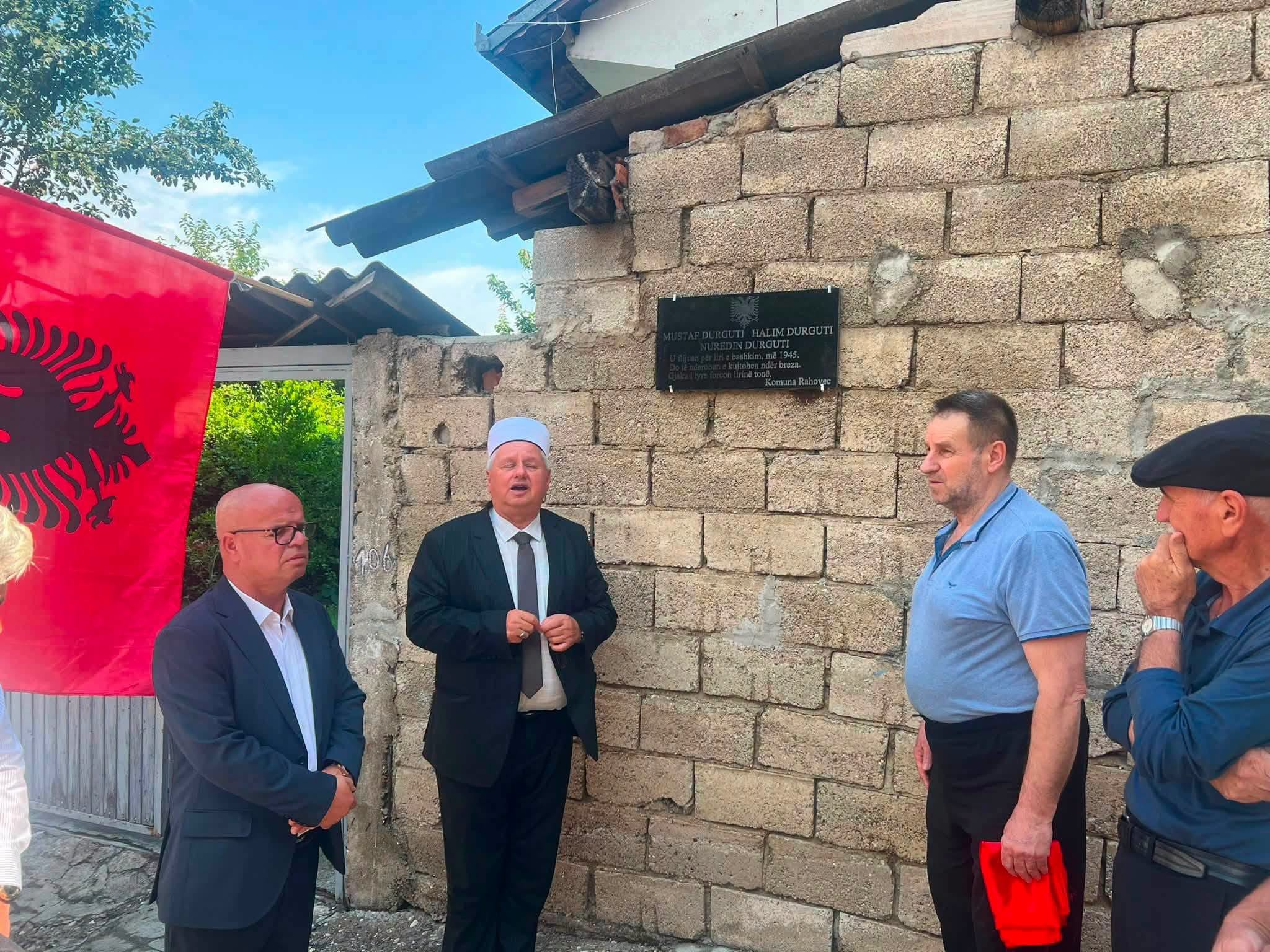 U zbulua pllaka përkujtimore në nderim të dëshmorëve Mustafë Durguti  Halim Durguti dhe Nuredin Durguti