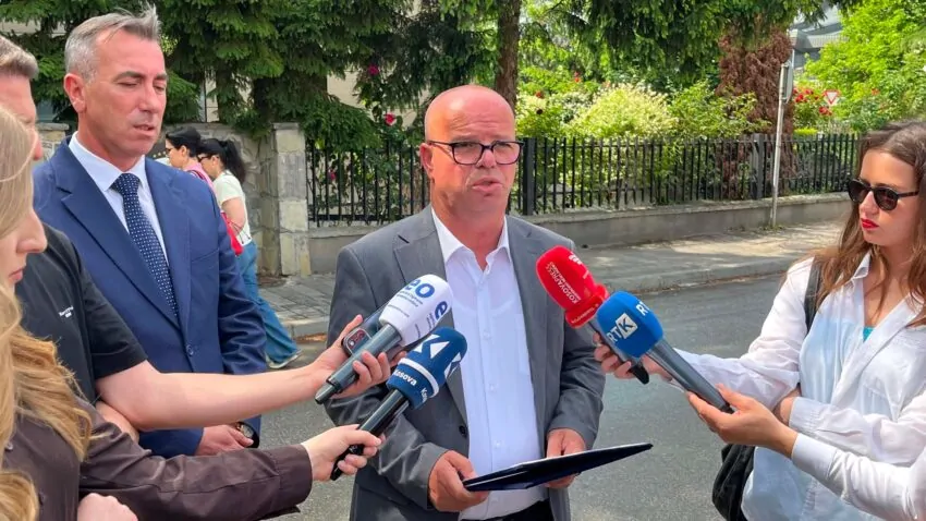 AKK dorëzon në Kushtetuese Rregulloren për Shërbimin Civil  Latifi  Qeveria po cenon autonominë e komunave përcjell Zhurnal mk  