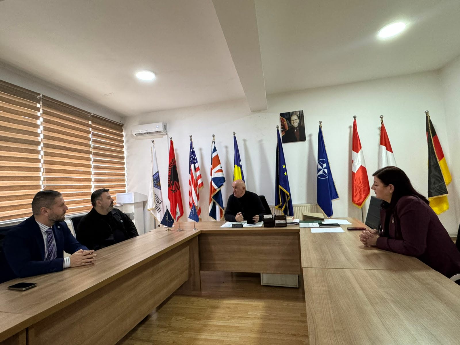 Mërgimtari Remzi Ibrahimi pajis shkollën  Safet Rexhepi  në Zhiti me teknologji të re