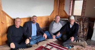 Ish-kryetari i Klinës, Sokol Bashota, ka vizituar sot babanë e ish-kryetarit të Kosovës, Hashim Thaçi.