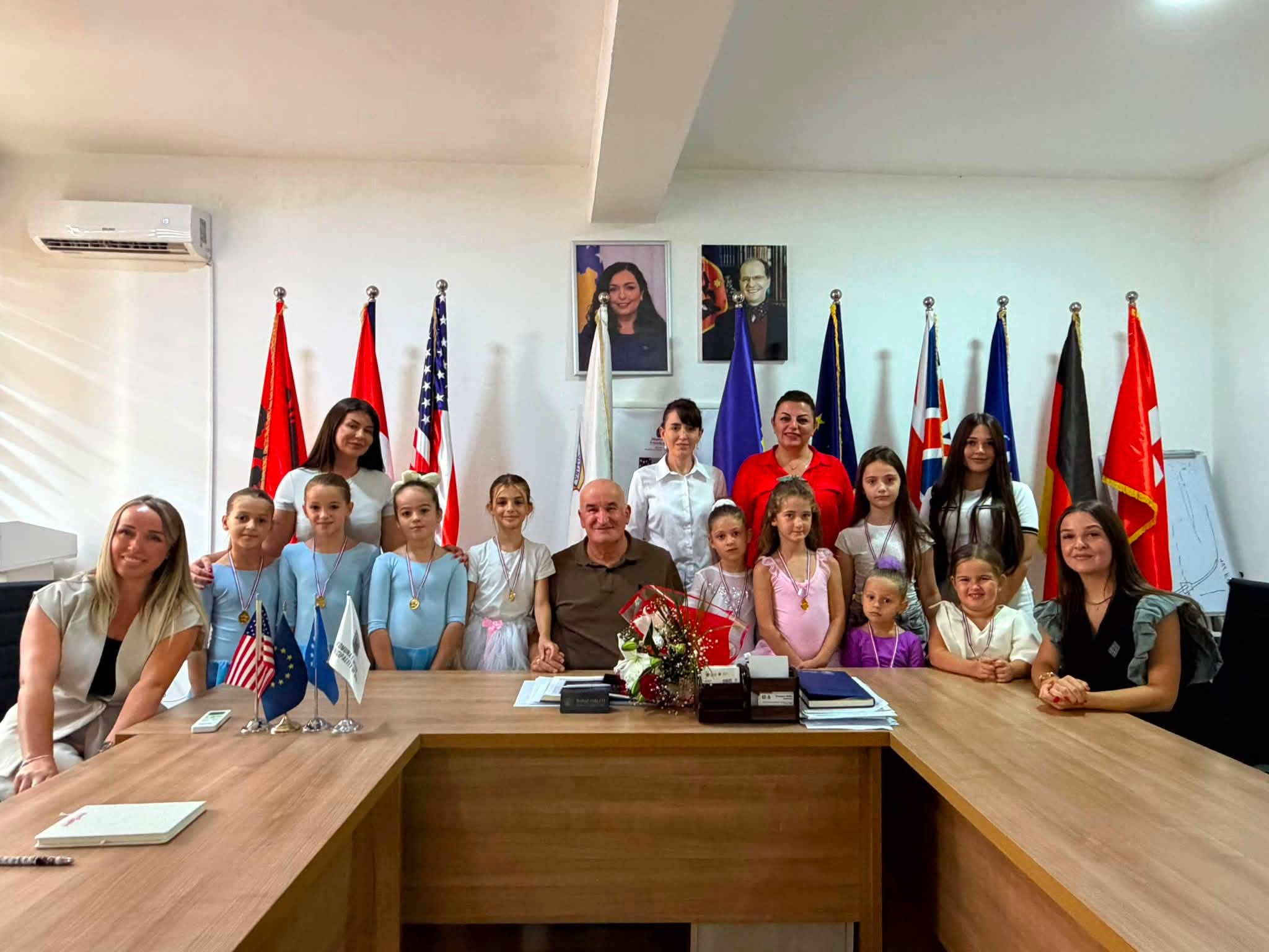 Kryetari Sokol Haliti mirëpriti përfaqësueset dhe balerinat e Studios  Harmony  në Viti