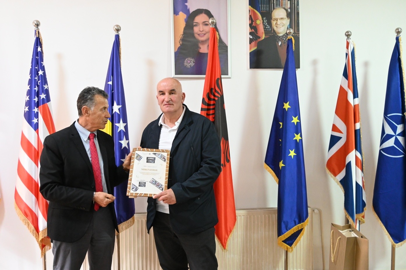 Kryetari Haliti nderohet me mirënjohje nga emisioni  Gjurmët 