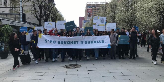 Nxënësit e shkollave të mesme të Prishtinës kanë protestuar me moton: “S’po shkohet në shkollë”, “Cilësi në arsim”, “Barazi, siguri, arsim”...
