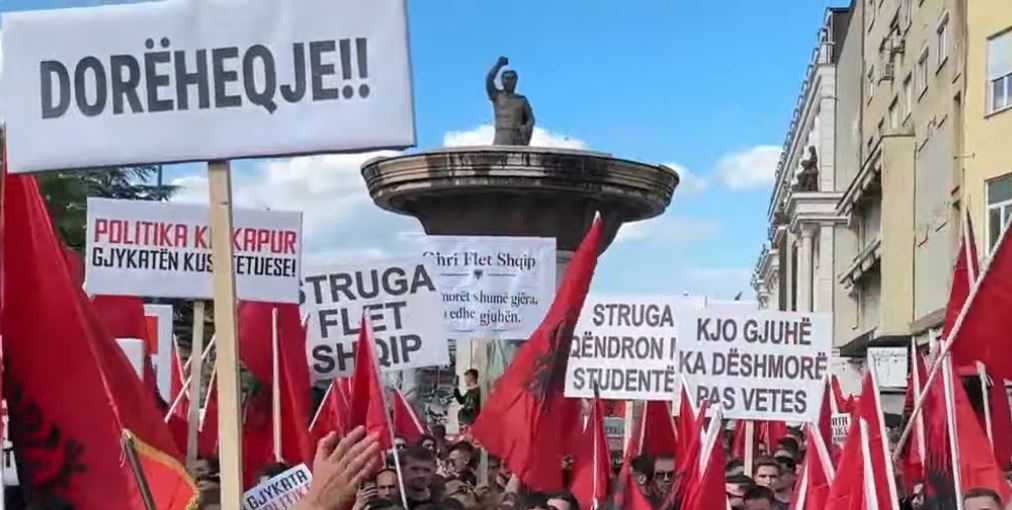 Shkupi mbushet me flamuj kuqezi  studentët shqiptarë protestojnë për gjuhën shqipe