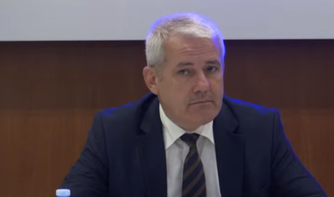 Xhelal Sveçla refuzon simbolin e OVL UÇK së dhe voton kandidatin e Listës Serbe  pa sqarim publik pas seancës