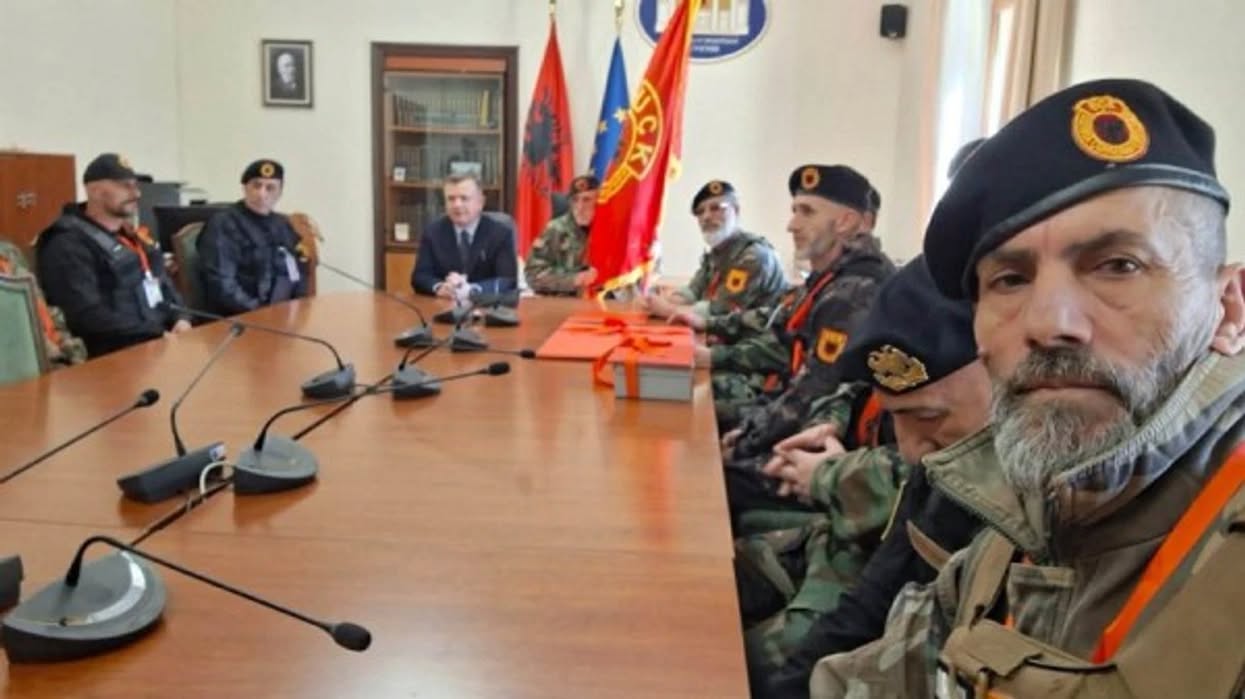 Iniciativa  Të gjithë për luftëtarin  viziton Kuvendin e Shqipërisë  në fokus gjykimi i ish krerëve të UÇK së në Hagë