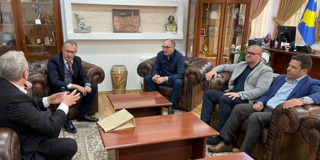 Kryetari i komunës së Prizrenit, Shaqir Totaj, priti në takim guvernatorin e Qarkut Atashehir të Stambollit, Ismail Hakki Ertash