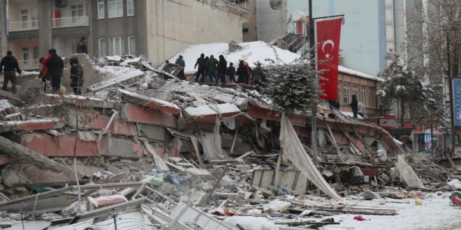 Nga pasojat e tërmetit shkatërrimtar në Turqi deri tani janë evidentuar 3 mijë 549 të vdekur, 22 mijë 168 të plagosur mbi 8 mijë të shpëtuar