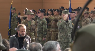 Komandanti i KFOR-it, gjeneral majori, Michele Risi uron gjenerallejtënant Rrahman Ramën, për Ditën e Forcës