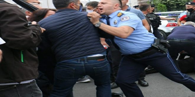 Banorët e fshatit Krushë e Vogël organizojnë pecion ndaj një zyrtari policor për sjellje jo korrekte gjatë protestës