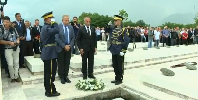 Me nderime ushtarake, i është dhënë lamtumira e fundit babait të kryeministrit të vendit, Hilmi Haradinajt