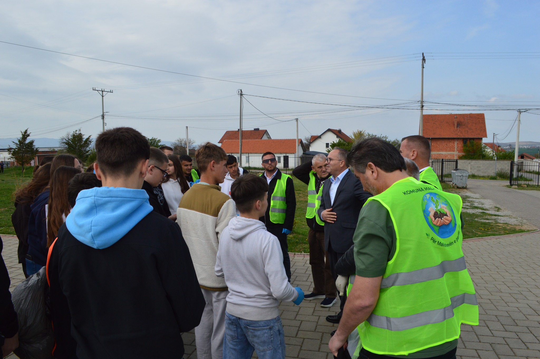 Ka vazhduar edhe sot aksioni i pastrimit të ambientit në Komunën e Malishevës