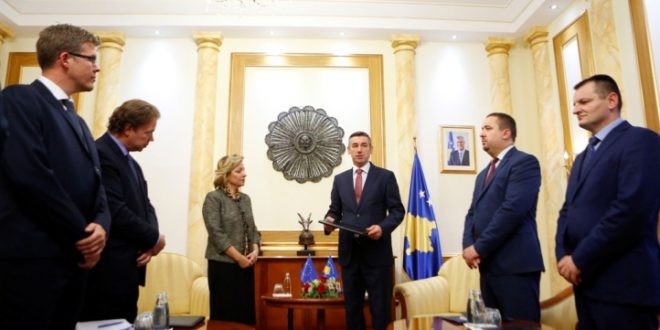 Natalia Apostolova i dorëzoi kryekuvendarit Veseli Raportin e KE-së për Kosovën për vitin 2016