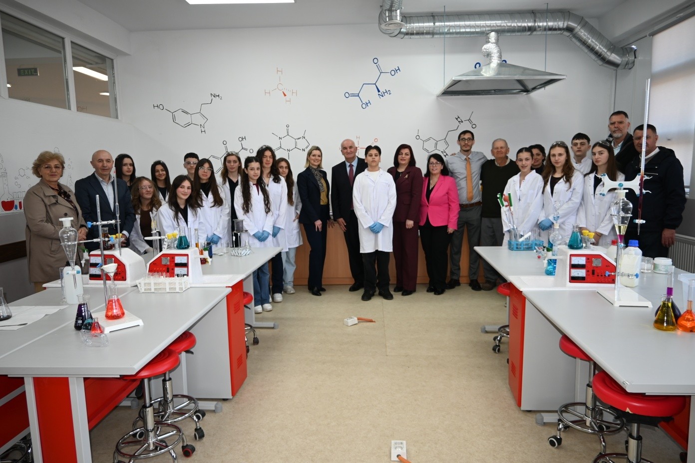 Vizitohet laboratori i ri i kimisë në shkollën  Halil Alidema  në Pozheran