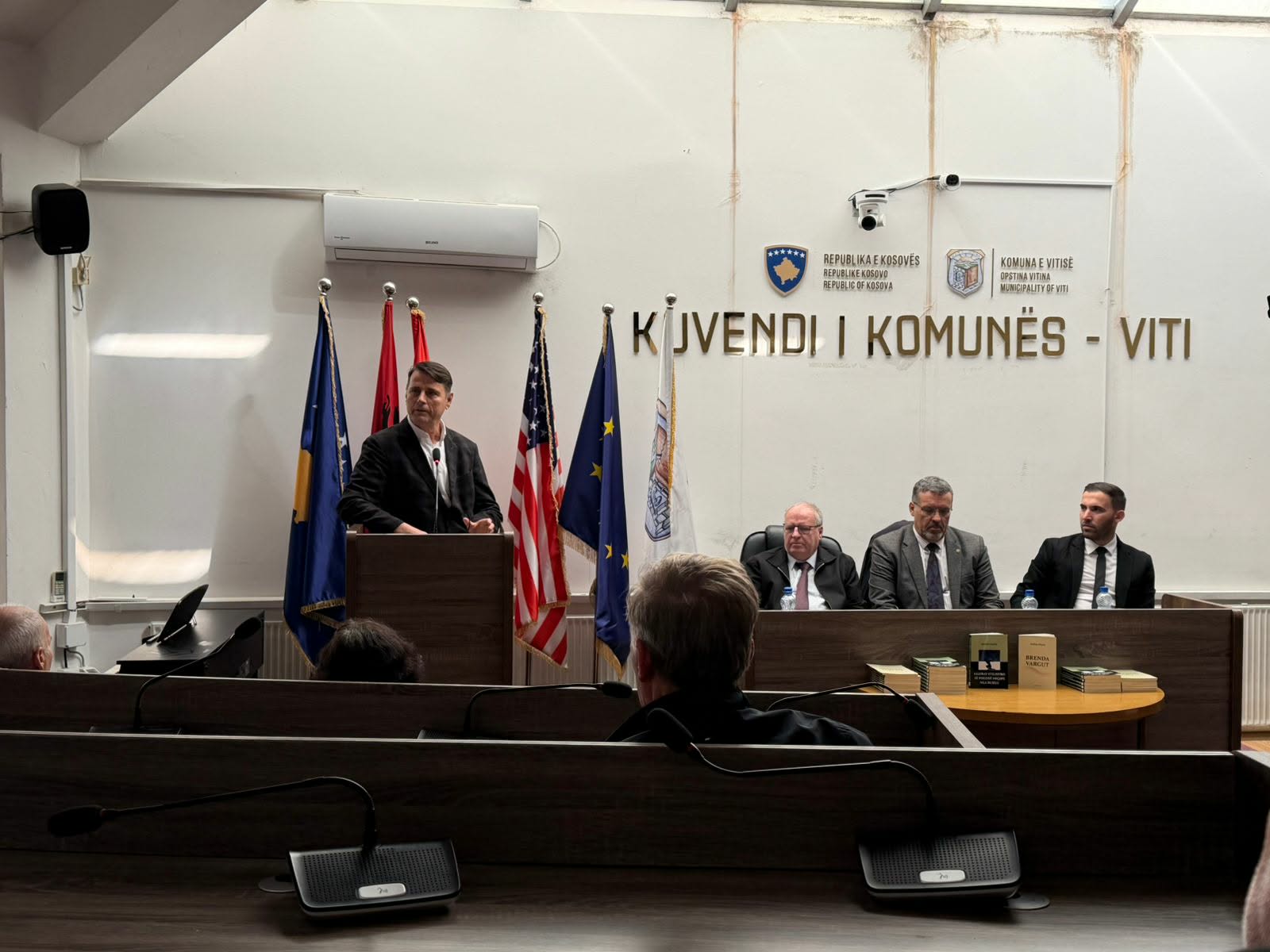 Në Viti u promovuan librat  Brenda vargut  dhe  Figurat stilistike të poezisë shqipe nga burgu   të autorit Ardian Haziri