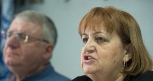 Zëdhënësja e Sheshelit fyen për së vdekuri kryetaren e Shoqatës, "Nënat e Srebrenicës" Hatixha Mehmedoviq