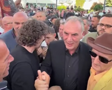 Fatmir Limaj pritet me entuziazëm e ovacione në Skenderaj   Bashkë i themi STOP krizës  ndrysho Kosovën 