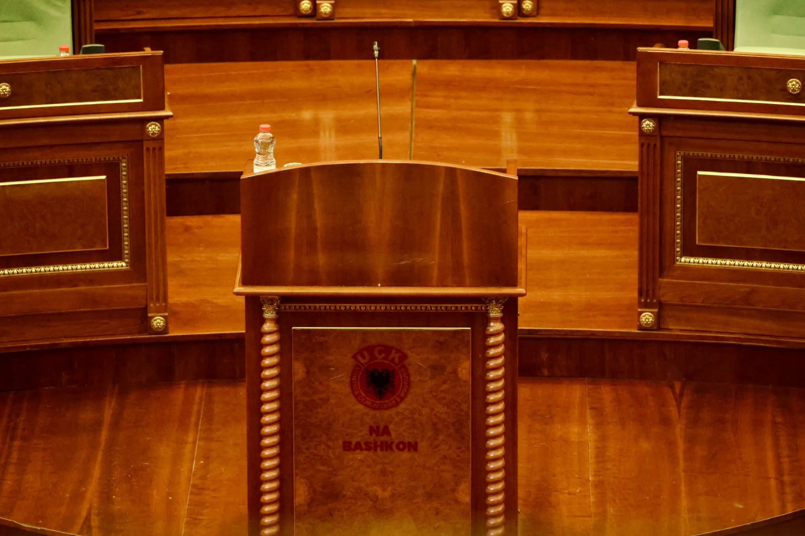 PDK vendos emblemën e UÇK së në foltoren e Kuvendit   UÇK na bashkon 