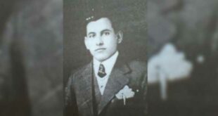Sa herë që i bie udhëve të Prishtinës, më pushton një ndjenjë e heshtur mungese, sikur këto rrugë, këto sheshe dhe këto hapësira të qytetit mbartin mbi vete një zbrazëti që nuk mund të fshihet lehtë. Është një mungesë që nuk lidhet vetëm me gurin, bronzin apo mermerin, por me kujtesën, me mirënjohjen dhe me detyrimin tonë moral ndaj atyre që ia falën jetën lirisë. Në këto sheshe mungojnë përmendoret, statujat dhe bustet e atyre burrave dhe grave që, në kohë të hershme e më pas në kohë më të afërta, u bënë themelet e lirisë sonë. Mungojnë shenjat e dukshme të një historie të gjatë sakrifice, mungon prania simbolike e atyre që ecën para nesh në rrugën e mundimshme të çlirimit. Dhe kjo mungesë nuk është thjesht estetike. Ajo është një boshllëk në vetë ndërgjegjen qytetare, një heshtje e pashpjeguar në mesin e një qyteti që jeton mbi kujtimin e flijimeve të panumërta. Sepse liria që sot e gëzojmë nuk lindi befas, as nuk erdhi si dhuratë e një dite të vetme. Ajo nuk nisi sot, as dje. Ajo është fryt i një rruge të gjatë, të dhembshme e të përgjakur, që është shtrirë nëpër shekuj dhe është mbajtur gjallë prej brezash të tërë që u dogjën si qirinj për të ndriçuar të ardhmen tonë. Për ta kuptuar më thellë këtë të vërtetë, duhet të zbresim shkallëve të historisë, njëra pas tjetrës, deri aty ku gjenden gjurmët e para të qëndresës sonë. Duhet të hapim kujtesën kombëtare dhe të shohim se sa shumë njerëz u flijuan që ne sot të mund të flasim lirshëm, të ecim në këtë qytet me kokën lart dhe të kemi një shtet që e quajmë tonin. Çdo epokë ka pasur martirët e saj, çdo kohë ka lindur bij e bija që nuk kursyen as rininë, as ëndrrat, as jetën për idealin e lirisë. Ata ishin njerëz të zakonshëm që u bënë të jashtëzakonshëm pikërisht sepse besuan se liria vlen më shumë se vetja. Prandaj, mungesa e përmendoreve nuk është vetëm mungesë e figurave në hapësirë, është mungesë e një dialogu të gjallë mes së shkuarës dhe së tashmes. Një qytet pa shenjat e heronjve të vet rrezikon të humbasë jo vetëm kujtesën, por edhe busullën morale që e orienton drejt së ardhmes. Përmendorja nuk është vetëm gur i ngritur, as bust i ftohtë mbi një piedestal, ajo është një thirrje e heshtur që u flet brezave, një kujtesë e përhershme se liria ka emra, ka fytyra, ka histori dhe ka gjak. Prishtina, me gjithë gjallërinë e saj, me ritmin e saj të përditshëm dhe me vrullin e jetës moderne, do të duhej të mbante më dukshëm në gjoksin e vet shenjat e atyre që e bënë të mundur këtë frymëmarrje të lirë. Sepse qytetet nuk ndërtohen vetëm me ndërtesa e rrugë, por edhe me kujtesë, me nderim dhe me vetëdije historike. Dhe kur kujtesa gdhendet në gur, ajo bëhet më e fortë se harresa. Në fund, pyetja që mbetet pezull është e thjeshtë, por e rëndë: si mund ta jetojmë lirinë pa i bërë vend të dukshëm atyre që e sollën atë? Ndoshta ka ardhur koha që sheshet tona të mos jenë vetëm hapësira kalimi, por edhe vende përkujtimi, që gurët e qytetit të flasin, që bronzi të dëshmojë dhe që brezat që vijnë të mësojnë, jo vetëm nga librat, por edhe nga vetë zemra e qytetit, se kjo liri është ndërtuar mbi sakrificën e shumë brezave. Prof. Ymer Berisha përmendej me nderim si njëra ndër figurat më qendrore të lëvizjes ilegale, si mendja dhe zemra e një përpjekjeje të fshehtë, por vendimtare, që rrihte për lirinë e vendit. E megjithatë, po të nisej dikush sot në kërkim të një gjurme të prekshme të tij, të një shenje të gdhendur në bronz a të skalitur në gur, zor se do ta gjente aty ku do të duhej të ishte prej kohësh. Dhe kjo mungesë bëhet edhe më e dhimbshme kur mendon se Prof. Ymer Berisha e ka me të drejtë vendin e vet në qendër të Prishtinës, në zemrën e kryeqytetit, por po aq natyrshëm edhe në sheshet e qyteteve tona të tjera, aty ku kujtesa publike duhet të marrë formë e të flasë përmes monumenteve. Është e çuditshme dhe njëherazi e trishtueshme se si koha, me rrjedhën e saj të pandalshme, arrin të mbulojë me pluhur edhe emra të tillë, emra që dikur ishin dritë udhërrëfyese për brezat. Ndoshta sot ka prej atyre që e dëgjojnë emrin e tij dhe ndalen për një çast, duke u përpjekur të kujtojnë se kush ishte në të vërtetë ky atdhetar i madh. Ndoshta ka edhe të tillë që, në zhurmën e së tashmes, e kanë lënë të zbehet në kujtesë figurën e tij. Por harresa, sado e rëndë të jetë, nuk mund ta zhbëjë madhështinë e një jete të vënë në shërbim të atdheut. Prandaj, për ta risjellë sado pak më pranë ndërgjegjes sonë, mjafton të ndalemi dhe të kujtojmë disa të dhëna jetësore e biografike për Prof. Ymer Berishën, jo thjesht si një ushtrim informimi, por si një akt nderimi për një njeri që jetoi me idealin e lirisë dhe me barrën e përgjegjësisë kombëtare mbi supe. Ai nuk ishte vetëm një emër në rrjedhën e historisë, por një figurë që mbarti në vetvete peshën e një kohe të vështirë, një personalitet që nuk e ndau dijen nga përkushtimi atdhetar, as mendimin nga veprimi. Tek ai, intelektuali dhe luftëtari i çështjes kombëtare bashkëjetonin si dy anë të së njëjtës frymë. Pikërisht për këtë, figura e tij nuk duhet të mbetet në margjinat e kujtesës, as të jetojë vetëm në faqet e pakta të librave a në kujtimet e disa studiuesve. Ajo meriton të dalë në dritë, të marrë vendin që i takon në hapësirën publike dhe të bëhet pjesë e vetëdijes sonë kolektive. Të flasësh për Prof. Ymer Berishën do të thotë të flasësh për një kohë kur liria nuk ishte fjalë e lirë, por ëndërr e ndaluar, kur atdhedashuria nuk shpallej me zë të lartë, por ruhej në zemër dhe veprohej me guxim të heshtur. Ai i përkiste atij brezi burrash që nuk kërkuan lavdi për vete, por u shkrinë në emër të një ideali më të madh se jeta e tyre. Kjo e bën edhe më të padrejtë heshtjen që shpesh e rrethon sot figurën e tij. Prandaj, para se të japim disa të dhëna biografike për të, duhet ta themi qartë, rikujtimi i Prof. Ymer Berishës nuk është vetëm nevojë historike, por edhe detyrim moral. Një popull që nuk i kthen sytë te figurat e veta udhërrëfyese rrezikon të humbasë fillin e vet shpirtëror. Dhe një qytet që nuk u bën vend në qendrën e tij njerëzve që e ndriçuan historinë, lë të kuptohet se ende nuk e ka përmbushur plotësisht borxhin ndaj kujtesës. Në këtë frymë, le të ndalemi për një çast dhe ta sjellim sërish pranë nesh figurën e këtij atdhetari të madh, përmes disa të dhënave biografike, si një mënyrë modeste, por të domosdoshme, për të mos lejuar që emri i tij të tretet në mjegullën e harresës. Në fund të fundit, njerëz të tillë nuk i përkasin vetëm së kaluarës, ata mbeten pjesë e ndërgjegjes sonë kombëtare dhe vazhdojnë të na flasin sa herë që kemi vullnetin t’i dëgjojmë. Prof. Ymer Berisha lindi më 1912, në Gjurgjevik të Madh, një fshat pranë Klinës, në një kohë kur trojet shqiptare bartnin mbi vete plagë të shumta historie dhe kur vetë lindja e një njeriu në këto anë dukej sikur e lidhte që në djep me fatin e dheut të vet. Rruga e tij e dijes nisi herët dhe u shtri nëpër hapësira që do ta formësonin jo vetëm si intelektual, por edhe si atdhetar të përkushtuar. Shkollën fillore e kreu në Krumë të Hasit, ndërsa shkollimin e mesëm e vazhdoi në Shkollën Normale të Elbasanit, vatër e njohur e formimit arsimor dhe kombëtar të shumë brezave shqiptarësh. Më pas, etja e tij për dije dhe përgatitje e çoi deri në Romë, ku kreu Fakultetin e Shkencave Natyrore, në degën Histori-Gjeografi, si dhe Akademinë Ushtarake. Kështu, në personalitetin e tij u ndërthurën në mënyrë të rrallë mendja e studiuesit, formimi i mësuesit dhe disiplina e ushtarakut. Pas përfundimit të studimeve, ai u kthye në Shqipëri, duke zgjedhur të mos mbetej larg popullit të vet, por të vihej në shërbim të tij. Punoi si mësues në shumë fshatra të Shqipërisë Veriore, aty ku dija nuk ishte thjesht mësim, por dritë, shpresë dhe thirrje për vetëdije kombëtare. Në ato vise, ai nuk ishte vetëm një mësimdhënës i zakonshëm, ishte një njeri që mbillte ndër breza jo vetëm njohuri, por edhe ndjenjën e përkatësisë, të dinjitetit dhe të dashurisë për atdheun. Tek ai, mësuesia nuk ishte profesion i thjeshtë, por mision. Viti 1939, kur Italia fashiste pushtoi Shqipërinë, shënoi një kthesë të rëndë në fatin e kombit, por edhe në jetën e Prof. Ymer Berishës. Përballë asaj furtune historike, ai, së bashku me xhaxhain e vet Sejdi Berishën, kaloi në Kosovë. Ky kalim nuk ishte vetëm lëvizje gjeografike nga një vend në tjetrin, ai ishte një udhëtim i një njeriu që e ndiqte fatin e kombit të vet kudo që ai kërkonte qëndresë, mendim dhe veprim. Në Prishtinë, ai nisi punën si profesor në Gjimnazin “Sami Frashëri” gjatë viteve 1941–1944, duke u bërë pjesë e brezit të atyre arsimtarëve që, përmes shkollës, përpiqeshin të ringjallnin ndërgjegjen kombëtare në një kohë të trazuar e të pasigurt. Mirëpo jeta e tij nuk do të mbetej e kufizuar brenda mureve të klasave. Me pushtimin e Kosovës në vitin 1944, kur rrethanat historike u errësuan sërish dhe liria u vu nën kërcënim të ri, Prof. Ymer Berisha u detyrua të dalë nga jeta e hapur qytetare dhe të strehohej në malet e Drenicës. Aty, mes ashpërsisë së natyrës dhe barrës së kohës, ai u bë një nga organizatorët e rezistencës së armatosur kundër pushtuesve të rinj. Në këtë fazë të jetës së tij, figura e profesorit u shndërrua në figurë prijësi, e pena e dijes iu bashkua pushkës së qëndresës. Ishte koha kur mendimi nuk mjaftonte më vetëm të ndriçonte, por duhej edhe të luftonte. Prof. Ymer Berisha konsiderohet me të drejtë njëri ndër ideologët dhe hartuesit e platformës politike për mbrojtjen e kufijve etnikë të trojeve shqiptare të Kosovës dhe për bashkimin e saj me Shqipërinë. Ai nuk ishte thjesht njeri i veprimit, por edhe i vizionit. Në një epokë kur shumëçka vendosej me forcë e dhunë, ai përpiqej t’i jepte rezistencës shqiptare edhe bosht mendimi, edhe themel politik, edhe orientim kombëtar. E kuptonte qartë se një popull nuk mbrohet vetëm me armë, por edhe me ide, me program, me vetëdije dhe me besim në të drejtën e vet historike. Gjatë gjithë jetës së tij, Prof. Ymer Berisha mbeti një luftëtar i palëkundur kundër fashizmit dhe komunizmit, duke i parë të dyja si forma shtypjeje që cenonin lirinë e njeriut dhe të drejtën e popullit shqiptar për të jetuar i lirë në trojet e veta. Ai nuk u përkul para ideologjive të kohës, as nuk e ndau idealin kombëtar sipas rrymave të imponuara nga jashtë. Për të, liria nuk ishte slogan, por themel i qenies kombëtare, nuk ishte premtim politik, por e drejtë e shenjtë për të cilën vlente të sakrifikohej gjithçka. Në tërësinë e figurës së tij, Prof. Ymer Berisha shfaqet si një nga ata burra që historia i lind rrallë: i ditur, i formuar, i guximshëm dhe i përkushtuar deri në flijim. Ai i përkiste asaj kategorie njerëzish që nuk e jetojnë jetën për vete, por e shkrijnë atë në shërbim të një ideali më të madh. Në të u bashkuan mësuesi që ndriçonte mendje, intelektuali që formulonte vizion, dhe luftëtari që nuk u tremb nga stuhitë e kohës. Pikërisht për këtë, emri i tij mbetet i gdhendur jo vetëm në faqet e historisë sonë kombëtare, por edhe në ndërgjegjen e atyre që e kuptojnë se liria e një populli është vepër e gjatë, e mundimshme dhe e larë me sakrifica. Të shkruash për Prof. Ymer Berishën do të thotë, në të vërtetë, të shkruash për një brez të tërë idealistësh që ecën përmes zjarrit të historisë pa kërkuar as lavdi, as shpërblim. Do të thotë të rikujtosh se pas çdo përpjekjeje për liri qëndrojnë figura që nuk pranuan të heshtnin, të përuleshin apo të harroheshin. Dhe mes tyre, Prof. Ymer Berisha qëndron si një lis i fortë i kujtesës sonë kombëtare, si një emër që meriton të përmendet me nderim, të studiohet me seriozitet dhe të ruhet me dashuri në kujtesën e brezave që vijnë. Ai nuk luftonte vetëm për një copë toke të quajtur Kosovë, por për një tërësi shpirtërore e historike që përfshinte të gjitha trojet shqiptare, të ndara padrejtësisht nga kufij të imponuar, të vizatuar nga duar të huaja dhe të ushqyer nga ambicie shoviniste të fqinjëve dhe vendime të padrejta të fuqive të mëdha. Në vizionin e tij, Shqipëria nuk ishte një hartë e cunguar, por një organizëm i gjallë, i copëtuar me dhunë, që kërkonte ribashkim dhe dinjitet. Rrezikun më të madh ai e shihte në shovinizmin serbomadh, i cili jo vetëm që mbante Kosovën nën zgjedhë, por nuk e kishte ndalur kurrë etjen për zgjerim dhe nënshtrim të mëtejshëm. Por syri i tij i mprehtë nuk ndalej vetëm aty; ai dallonte me të njëjtën qartësi edhe rrezikun që vinte nga jugu, nga pretendimet dhe ambiciet e shovinizmit grek ndaj viseve shqiptare. Në këtë përballje të ashpër me ideologjitë e huaja dhe shtypëse, Prof. Ymer Berisha nuk i përkiste asnjë rryme të importuar. Ai njihte vetëm një ideologji – atë kombëtare shqiptare, një ideologji që nuk ishte e shkruar në libra të huaj, por e gdhendur në ndërgjegjen historike të një populli që kërkonte të ishte zot i vetes. Këto ideale gjetën shprehjen e tyre në momente kyçe të historisë, si Mbledhja e Mukjes dhe vendimet e Bujanit, ku u artikulua me zë të qartë e drejta për bashkim dhe vetëvendosje. Figura e tij nuk mbeti vetëm në fushën e mendimit. Ai ishte ndër nismëtarët dhe themeluesit e Organizatës ilegale Nacional Demokratike Shqiptare (ONDSH), ndërsa në vitin 1945, në Kuvendin e Dobërdolit, hodhi themelet e një tjetër organizimi të fshehtë, “Besa Kombëtare”. Këto nuk ishin thjesht struktura organizative, ato ishin përpjekje për t’i dhënë formë rezistencës, për ta shndërruar revoltën në strategji dhe dëshirën për liri në veprim të organizuar. Nga “malet e lira të Dardanisë”, siç i quante ai me një ndjenjë të thellë simbolike, i drejtohej botës përmes fjalës së shkruar. Letra që i dërgoi gjeneralit britanik Hadson nuk ishte vetëm një raport mbi terrorin sllavo-komunist ndaj shqiptarëve të Kosovës, ajo ishte një thirrje, një dëshmi dhe një apel për ndërgjegjen ndërkombëtare, një përpjekje për ta bërë të dukshme atë që shpesh fshihej në errësirën e politikave të mëdha. Si patriot i përkushtuar, ai nuk qëndroi në distancë nga populli. Përkundrazi, ai u zhyt në mesin e tij, duke mbajtur lidhje të vazhdueshme me njerëzit e thjeshtë, me ata që e jetonin përditë peshën e pushtimit. Në vjeshtën e vitit 1944, ai zbriti në Drenicë, në një nga trevat më të forta të qëndresës shqiptare, ku u takua me figura të njohura të kohës si Shaban Polluzha, Sadik Zeneli, Jusuf Gradica, Rexhep Vojvoda dhe shumë të tjerë. Këto takime nuk ishin vetëm biseda mes burrash, ato ishin përpjekje për të përcaktuar fatin e Kosovës, për të gjetur rrugën e qëndresës dhe për të bashkuar forcat në një moment vendimtar të historisë. Në një tubim të mbajtur më 28 nëntor në Drenicë, përpara fshatarëve të asaj ane, fjala e tij mori peshën e një betimi: “Nuk ka besë më me serbë, prandaj duhet të organizohemi dhe të luftojmë deri në bashkimin kombëtar.” Kjo nuk ishte thjesht një thirrje për luftë, ishte një shprehje e një bindjeje të thellë, e lindur nga përvoja dhe nga zhgënjimet historike, një apel për unitet dhe vendosmëri. Në rrugën e vështirë të ilegalitetit, ai nuk ishte i vetëm. Krahas tij qëndronte edhe figura e guximshme e Marie Shllakut, një grua e rrallë në qëndresën shqiptare, e cila u bë bashkëpunëtore e ngushtë e tij. Së bashku, në Kuvendin e Dobërdolit, ata morën pjesë në themelimin e “Besës Kombëtare”, duke i dhënë një dimension të ri organizimit politik dhe patriotik. Ajo, me përkushtimin dhe seriozitetin e saj, mbajti procesverbalin e atij tubimi, duke lënë një dëshmi të shkruar të një momenti të rëndësishëm të historisë sonë. Në tërësi, figura e Prof. Ymer Berishës shfaqet si një bashkim i rrallë i mendimit dhe veprimit, i idealit dhe sakrificës. Ai ishte një njeri që nuk e pa kurrë lirinë si koncept abstrakt, por si detyrë konkrete, si rrugë që kërkonte guxim, organizim dhe përkushtim të plotë. Dhe pikërisht për këtë, jeta dhe veprimtaria e tij mbeten një testament i gjallë për brezat që vijnë – një kujtesë se liria nuk është dhuratë, por vepër e atyre që guxojnë ta kërkojnë dhe ta mbrojnë deri në fund. Si intelektual i formuar me dije të gjerë dhe me një nuhatje të hollë politike, Prof. Ymer Berisha nuk ishte nga ata që joshen lehtë prej premtimeve të kohës apo që i marrin ngjarjet sipërfaqësisht. Ai e njihte mirë frymën e epokës, lëvizjet e fshehta të politikës, prapaskenat e vendimmarrjes dhe sidomos mënyrën se si shpresa e popujve të vegjël shpesh thyhej nën peshën e interesave të mëdha. Prandaj, qysh herët, ai kishte shprehur dyshime të thella për realizimin e vendimeve të Konferencës së Bujanit. Edhe pse ato vendime për shumëkënd përfaqësonin një dritë shprese dhe një premtim për të ardhmen, ai, me kthjelltësinë e mendjes së tij, e ndiente se midis fjalës së dhënë dhe jetësimit të saj qëndronte një humnerë e madhe politike. Duke i kuptuar me saktësi këto rrethana, ai nuk zgjodhi të mbetej vetëm vëzhgues i historisë. Përkundrazi, ai u bë pjesëmarrës aktiv i saj, duke bërë përpjekje të pareshtura për t’i ndërgjegjësuar shqiptarët e Drenicës, të Llapushës dhe të disa viseve të Dukagjinit. Ai i thërriste jo vetëm me fjalën e arsyes, por edhe me forcën e bindjes atdhetare, që të mos pajtoheshin me politikën okupuese, të mos e pranonin nënshtrimin si fat dhe të mos lejonin që shpresa e tyre të mbetej peng i mashtrimeve politike. Në përpjekjen e tij për t’i bindur, ai vinte përballë jo vetëm argumentin, por edhe ndjenjën e thellë të detyrës kombëtare. Dhe kur rrethanat u ashpërsuan deri në skaj, ai arriti të besonte se rezistenca nuk mund të mbetej më vetëm në nivel të mendimit e qëndresës pasive, por duhej të merrte edhe trajtën e kryengritjes së armatosur. Kur shpërtheu kryengritja në Drenicë, ai e pa menjëherë se fati i saj nuk do të vendosej vetëm brenda kufijve të asaj treve heroike. Me vizionin e tij strategjik, Ymer Berisha e kuptonte se suksesi i saj varej nga aftësia për t’u zgjeruar në të gjitha anët e Kosovës, për t’u kthyer nga një vatër qëndrese lokale në një lëvizje të përgjithshme kombëtare. Ai e dinte se një trevë, sado e fortë dhe e vendosur të ishte, nuk mund të qëndronte e vetme përballë një aparati të organizuar pushtues. Kryengritja, në mendimin e tij, duhej të bëhej një jehonë që përhapej nga mali në mal, nga fshati në fshat, nga zemra në zemër. Nuk mbeti vetëm te fjala. Në Drenicë solli edhe armë, sepse e dinte se në ato ditë të zymta liria duhej mbrojtur jo vetëm me ideal, por edhe me mjete konkrete. Sipas dëshmisë së Hajriz Domanekut, në Obri kishte sjellë disa automatikë, armë me të cilat luftëtarët e asaj ane vazhduan qëndresën deri në shuarjen e rezistencës së Drenicës. Kjo e bën figurën e tij edhe më të plotë: ai nuk ishte vetëm mendimtar i kauzës, por edhe furnizues i saj me forcë veprimi, jo vetëm frymëzues i qëndresës, por edhe njeri që vinte në shërbim të saj atë që kërkonte momenti historik. Pasi lufta e Drenicës u shua në gjak dhe sakrificë, rruga e tij nuk u ndërpre. Nga ato vise të përflakura ai kaloi në ilegalitet, duke marrë udhën drejt anës së Prizrenit, Podrimës dhe Rahovecit. Ishte një kalim i vështirë, jo vetëm në kuptimin gjeografik, por edhe në atë historik e shpirtëror. Nga një rezistencë e hapur, ai u detyrua të kalonte në errësirën e ilegalitetit, në atë botë të heshtur ku çdo lëvizje duhej peshuar, çdo fjalë duhej ruajtur dhe çdo kontakt duhej ndërtuar me kujdes të madh. Por edhe në atë terr të rrezikshëm ai nuk e humbi orientimin, as nuk e zbehu idealin. Më vonë, ai iu përkushtua një detyre po aq të rëndësishme, unitetit të ilegales shqiptare. E kuptonte se shpërndarja e forcave, veprimi i copëzuar dhe mungesa e koordinimit e dobësonin thelbin e rezistencës. Prandaj, në territoret e Dukagjinit, ai punoi për të krijuar komitete rajonale, të rretheve dhe të komunave, duke u dhënë atyre një strukturë të ngjashme me atë të NDSH-së. Kjo nuk ishte thjesht çështje organizimi teknik, ishte përpjekje për t’i dhënë ilegales shqiptare bosht, disiplinë, rend dhe frymë të përbashkët veprimi. Në këtë mënyrë, ai synonte që lëvizja të mos mbetej vetëm një shpërthim i çastit, por të shndërrohej në një organizëm të qëndrueshëm politik e kombëtar. Në gjithë këtë rrugëtim, Prof. Ymer Berisha shfaqet si figurë e jashtëzakonshme e një kohe të trazuar, një njeri që i lexonte qartë rreziqet e historisë, që nuk i dorëzohej iluzioneve, por përpiqej t’i kthente dyshimet e tij në veprim, ndërgjegjësim dhe organizim. Ai ishte nga ata burra që nuk e pranuan fatin si diçka të dhënë, por luftuan për ta ndryshuar atë. Dhe pikërisht për këtë, jeta e tij mbetet dëshmi e asaj se intelektuali i vërtetë nuk mjaftohet vetëm me të kuptuarit e kohës së vet, por ndjen si detyrim edhe përpjekjen për ta drejtuar atë drejt lirisë. Më 22 tetor të vitit 1945, Prof. Ymer Berisha i dërgoi një njoftim shefit të misionit ushtarak anglez, gjeneralit Hadson, për ta vënë në dijeni mbi përfundimin e luftës së Drenicës dhe mbi gjendjen e rëndë që po mbretëronte në Kosovë. Ky veprim nuk ishte vetëm një akt komunikimi politik, por një përpjekje e dëshpëruar dhe e ndërgjegjshme për ta bërë botën të dëgjonte zërin e një populli që po kalonte nga një dhunë në një tjetër, nga një robëri në një formë të re shtypjeje. Mirëpo, fati i këtij raporti qe tragjik: ai ra në duart e OZN-së, sepse korrieri që e bartte ishte bashkëpunëtor i tyre. Ky fakt e bën edhe më të rëndë atmosferën e asaj kohe, ku rreziku nuk vinte vetëm nga jashtë, por shpesh fshihej edhe pranë vetë radhëve të lëvizjes. Ishte një kohë kur besimi bëhej i vështirë, kur fjala duhej peshuar me kujdes dhe kur çdo hap mund të përfundonte në kurth. E megjithatë, pavarësisht kësaj mjegulle të dendur tradhtish dhe ndjekjesh, Prof. Ymer Berisha nuk pushoi së vepruari, sepse e ndiente thellë se heshtja, në ato rrethana, do të ishte një lloj dorëzimi. Ai ishte thellësisht i shqetësuar për gjendjen që u krijua pas aneksimit të Kosovës nga Serbia. Në sytë e tij, ajo që po ndodhte nuk ishte thjesht një riorganizim administrativ apo një ndryshim pushteti, por një rikthim i një politike të vjetër shtypjeje, e veshur me petka të reja. Për nga përmasat e terrorit, qëllimet politike, metodat e përdorura, propaganda e ushtruar dhe dhuna e zbatuar ndaj shqiptarëve, situata i ngjante frikshëm asaj të viteve të sundimit të dinastisë mbretërore jugosllave të paraluftës. Pra, historia dukej sikur po përsëriste të njëjtën tragjedi, vetëm se me emërtime të tjera dhe me mjete të reja legjitimimi. Para luftës, shqiptarët në Jugosllavi konsideroheshin si “element destabilizues”, si trup i huaj brenda një shteti që nuk i pranonte as në të drejtën, as në dinjitetin e tyre. Pas luftës, po ata shqiptarë u shpallën “separatistë”, “armiq”, “kundërshtarë të rendit të ri”, dhe u ngarkuan me çdo epitet që i shërbente justifikimit të represionit. Në të dy rastet, thelbi mbetej i njëjtë: shqiptari paraqitej si fajtor vetëm pse kërkonte të jetonte i lirë, me identitetin e vet dhe në trojet e veta. Kjo vazhdimësi e padrejtësisë e lëndonte thellë Prof. Ymer Berishën, sepse ai e shihte qartë se ndërrimi i regjimeve nuk kishte sjellë ndërrimin e fatit për popullin shqiptar të Kosovës. Duke e vërejtur pakënaqësinë e thellë dhe dëshpërimin që kishte përfshirë popullin, ai nuk zgjodhi rrugën e tërheqjes, por të angazhimit edhe më të madh. Ai vuri lidhje me organizatat ilegale që vepronin në Kosovë dhe punoi me ngulm për bashkimin e tyre. Për të, shpërndarja e forcave ishte luks që koha nuk e lejonte. Ai e kuptonte se përballë një aparati shtetëror të organizuar dhe të pamëshirshëm, qëndresa shqiptare nuk mund të mbetej e copëzuar, e shpërndarë në grupe të izoluara. Bashkimi ishte domosdoshmëri, jo vetëm politike, por ekzistenciale. Në këtë kuadër, dëshmia e Gjon Serreqit, dhënë para hetuesve në burg, hedh dritë mbi autoritetin dhe rolin që gëzonte Prof. Ymer Berisha brenda botës ilegale shqiptare. Sipas kësaj dëshmie, lidhjet me organizatën “Besa Kombëtare” të Ymer Berishës ishin vendosur që nga qershori i vitit 1946, përmes korrierit të Hilmi Zariqit. Edhe pse grupet nuk kishin ndërmarrë aksione të përbashkëta, sepse secila vepronte në hapësirën e vet – njëra në Dukagjin, tjetra diku tjetër – megjithatë ekzistonte një ndjenjë nderimi dhe respekti të veçantë ndaj figurës së tij. Gjon Serreqi dëshmonte se të gjithë e çmonin Ymer Berishën si organizatorin më të aftë. Kjo nuk ishte një vlerësim i zakonshëm. Në kohë ilegaliteti, kur çdo organizator mbante mbi vete barrën e jetëve, të planeve dhe të vetë mbijetesës së lëvizjes, të quheshe “më i afti” do të thoshte të kishe fituar besimin më të madh të bashkëveprimtarëve. Po ashtu, sipas kësaj dëshmie, Prof. Ymer Berisha kishte bërë me dije se ishte i ndërlidhur me Muharrem Bajraktarin dhe me konsullin anglez në Tiranë, Hadsonin. Këto lidhje tregojnë se veprimtaria e tij nuk ishte e kufizuar në një horizont të ngushtë vendor, por se ai kërkonte ta shtrinte çështjen shqiptare edhe përtej kufijve të Kosovës, duke e lidhur rezistencën e brendshme me faktorë të tjerë politikë e diplomatikë. Ai e dinte se liria nuk fitohet vetëm me pushkë, por edhe me aleanca, me informim dhe me përpjekje për ta ndërkombëtarizuar të vërtetën e një populli të shtypur. Fakti që kjo dëshmi u dha në burg, nën hetim, në orët e hershme të mëngjesit, i jep edhe më shumë peshë dramatike kësaj panorame. Aty ndihen hijet e dhunës, të presionit, të frikës dhe të netëve pa gjumë, ku njerëzit detyroheshin të flisnin mes ankthit dhe rrezikut. E megjithatë, edhe në ato kushte, emri i Ymer Berishës del si emër autoriteti, si figurë që nderohej, si organizator me ndikim dhe si njeri që kishte ditur të krijonte ura mes grupeve të ndryshme të ilegales. Në tërësi, kjo periudhë e jetës dhe veprimtarisë së tij e paraqet Prof. Ymer Berishën jo vetëm si luftëtar të pushkës dhe të mendimit, por edhe si njeri të rrjetëzimit politik, të bashkimit organizativ dhe të ndërgjegjësimit kombëtar. Ai e kuptonte se populli shqiptar në Kosovë nuk kishte përballë vetëm një pushtet të dhunshëm, por një sistem të tërë mohimi, i cili përpiqej ta shkatërronte jo vetëm fizikisht, por edhe shpirtërisht. Dhe përballë këtij sistemi, ai vuri në lëvizje gjithçka që kishte: mendjen, lidhjet, guximin dhe besimin e palëkundur në të drejtën shqiptare. Prandaj, figura e tij në këtë kapitull të historisë nuk duhet parë vetëm si figurë e një njeriu që raportonte, organizonte apo ndërlidhej me grupe të tjera. Ajo duhet kuptuar si figura e një ndërgjegjeje kombëtare që nuk pranonte të heshtte, që nuk i dorëzohej dëshpërimit dhe që përpiqej, në mes të terrinës së pasluftës, të mbante ndezur dritën e shpresës për liri dhe bashkim kombëtar. Prof. Ymer Berisha kishte krijuar lidhje të forta e të besueshme me Ukë Sadikun dhe me shumë nga krerët më të njohur të lëvizjes ilegale shqiptare. Ai nuk ishte thjesht një emër që përmendej me respekt në rrethet atdhetare, por një nyje e gjallë e asaj rrjete të fshehtë që mbante ndezur shpresën e lirisë në kohë të errëta. Marrëdhëniet e tij me bashkëveprimtarët nuk mbështeteshin vetëm mbi domosdoshmërinë e bashkëpunimit politik, por mbi një besim të përbashkët, mbi një ideal të madh që i bashkonte dhe i bënte të qëndronin të palëkundur përballë rrezikut. Në atë botë të heshtur të ilegalitetit, ku fjala duhej matur dhe besimi fitohej me sakrificë, Prof. Ymer Berisha zinte një vend të veçantë, sepse ai shihej si njeri i mendimit, i veprimit dhe i përkushtimit të pakompromis ndaj çështjes kombëtare. Pas një veprimtarie të ngjeshur në fshatrat e Gjakovës, ku ai kishte lëvizur për të forcuar lidhjet, për të përhapur frymën e organizimit dhe për të mbledhur mendime e mbështetje për rrugën e rezistencës, profesori pati edhe një konsultim me Ukë Sadikun. Këto takime nuk ishin vetëm biseda ndërmjet bashkëveprimtarësh, por çaste vendimmarrjeje, ku peshohej fati i lëvizjes dhe i vetë Kosovës. Pikërisht pas këtyre konsultimeve, ai njoftohet se në malet e Lipovicës do të mbahej Kongresi i Pestë i ONDSH-së dhe se ishte i ftuar të merrte pjesë në të. Kjo ftesë nuk ishte e zakonshme, ajo ishte një dëshmi e autoritetit të tij, e rolit të rëndësishëm që kishte në lëvizjen kombëtare dhe e besimit që krerët e ilegalitetit kishin tek ai. Por historia, që aq shpesh ka qenë mizore me bijtë më të mirë të këtij vendi, po përgatiste një nga kthesat e saj më të dhimbshme. Sipas të dhënave që jepen nga Gojko Medenica, më 10 korrik të vitit 1946, në malet e Hereçit të Gjakovës, ndërsa ishte nisur drejt Kongresit të Pestë të ONDSH-së që mbahej në Lipovicë, Prof. Ymer Berisha ra në një pritë të egër, i rrethuar nga forcat e të ashtuquajturës “Mbrojtja Popullore” dhe milicia jugosllave. Udhëtimi i tij drejt një kuvendi të shpresës u shndërrua kështu në një kalvar gjaku dhe sakrifice. Ai nuk shkonte drejt një takimi të zakonshëm, por drejt një ngjarjeje që synonte të mbante gjallë organizimin, unitetin dhe frymën e rezistencës shqiptare. Dhe pikërisht në atë udhë, ku ideali dhe rreziku ecën krah për krah, e priste vdekja. Së bashku me shoqëruesit e tij, ai bëri përpjekje të dalë nga rrethimi. Nuk u dorëzua, nuk u thye dhe nuk kërkoi shpëtim të lehtë. Si gjithmonë, ai zgjodhi qëndresën. Në atë përplasje të përgjakshme, mes armëve, britmave dhe tymit të një nate tradhtie, Prof. Ymer Berisha ra heroikisht bashkë me tetë patriotë të tjerë, ndërsa dymbëdhjetë të tjerë u plagosën rëndë. Bashkë me të u vra edhe mësuesi Fehmi Kura, një tjetër emër që iu shtua vargut të atyre që e shkrinë jetën e tyre në emër të lirisë. Kjo skenë e rëndë, e mbushur me dhembje dhe burrëri, mbeti si një nga ato plagë të historisë që nuk mbyllen lehtë, sepse aty nuk u shuan vetëm jetë njerëzish, por u godit një pjesë e mendjes dhe e shpirtit të rezistencës shqiptare. Vdekja e Prof. Ymer Berishës dhe e bashkëluftëtarëve të tij u mbajt e fshehur deri më 25 korrik 1946, kur u mbajt Kongresi i Lipovicës. Kjo heshtje e detyruar, kjo fshehje e tragjedisë, i jep edhe më shumë peshë dramatike ngjarjes. Ishte sikur mali vetë mbante në gjoks një sekret të përgjakur, ndërsa shokët e idealit nuk dinin ende se një nga figurat më të ndritura të tyre kishte rënë në udhë e sipër, në prag të një kuvendi ku fjala e tij do të kishte peshë dhe drita e tij do të kishte ndriçuar mendjet e të pranishmëve. Vetëm atëherë doli në shesh edhe fytyra e tradhtisë. U zbulua se korrieri i rrejshëm, Rexhep Alush Carabregu, i cili në të vërtetë ishte spiun i Spasoje Gjakoviqit, kishte luajtur për një kohë të gjatë lojën e dyfishtë. Ai kishte bartur letra ndërmjet Shtabit II në Drenicë dhe organizatës “Besa Kombëtare” në Dukagjin, duke u paraqitur si hallkë besnike e lidhjeve ilegale, ndërkohë që në të vërtetë përgatiste grackën e tradhtisë. Kjo figurë e errët mishëron një nga plagët më të mëdha të çdo lëvizjeje çlirimtare, depërtimin e armikut në petkun e mikut, helmin e tradhtisë që vepron jo nga larg, por nga brenda. Nën trysninë e gjyqit popullor të kongresit në Lipovicë, Rexhep Carabregu pranoi se Prof. Ymer Berisha kishte rënë në grackë me ndihmën e tij dhe se likuidimi i tij ishte bërë pikërisht përmes kësaj loje të ndyrë mashtrimi. Ky pohim, i dalë në dritë në çastin kur e vërteta kërkonte hakun e vet, nuk ishte vetëm pranim i një krimi, por edhe dëshmi e hidhur se sa e kushtueshme ishte për lëvizjen ilegale mungesa e besës së vërtetë. Në një kohë kur fjala “besë” mbante peshën e nderit dhe të jetës, tradhtia e tillë merrte përmasa edhe më të rënda morale e kombëtare. Prandaj, gjyqi popullor i kongresit e dënoi aty për aty me pushkatim edhe vetë Rexhep Carabregun, afër vendit ku mbahej kongresi. Ky akt, i ashpër dhe i menjëhershëm, nuk ishte vetëm ndëshkim për një njeri, por një përgjigje e fortë morale ndaj tradhtisë që kishte çuar në vrasjen e njërit prej organizatorëve më të rëndësishëm të lëvizjes. Ishte një mënyrë për të shpallur se lëvizja mund të plagosej, mund të humbiste bijtë më të mirë, por nuk do të pajtohej me tradhtinë dhe as do ta linte atë pa gjykim. Rënia e Prof. Ymer Berishës, pra, nuk ishte një vdekje e zakonshme në rrjedhën e historisë. Ajo ishte një akt martirizimi në udhën e idealit, një prerje e dhunshme e një jete që jetonte vetëm për çështjen kombëtare. Ai ra jo në heshtje, por në lëvizje; jo në tërheqje, por në udhëtim drejt një kongresi të rezistencës, jo si njeri i thyer, por si luftëtar i rrethuar, që kërkoi të çajë rrugën përmes zjarrit. Dhe pikërisht kjo e bën figurën e tij edhe më madhështore, ai nuk u nda nga jeta në një cep harrese, por në mes të përpjekjes, në mes të misionit, në mes të betimit të tij për Kosovën. Në kujtesën historike, kjo ngjarje mbetet një ndër faqet më të rënda e më të dhimbshme, ku heroizmi dhe tradhtia përplasen ballë për ballë. Nga njëra anë qëndron profesori-atdhetar, i pajisur me dije, me vizion dhe me përkushtim të pashoq; nga ana tjetër, hija e errët e spiunazhit, e mashtrimit dhe e dorës së armikut. E megjithatë, edhe pse tradhtia arriti t’ia ndërpresë jetën, ajo nuk mundi t’ia shuajë emrin. Sepse njerëz si prof. Ymer Berisha nuk jetojnë vetëm në frymën e kohës së vet, por në ndërgjegjen e një kombi që di t’i nderojë ata që ranë për të mos e lënë atë të bjerë. Kongresi i Lipovicës i hapi punimet më 25 korrik të vitit 1946, në një kohë të rëndë, të ngarkuar me ankth, shpresë dhe përgjegjësi historike. Ishte një mbledhje që synonte të mbante të gjallë frymën e rezistencës shqiptare, të forconte organizimin ilegal dhe të gjente udhën e vazhdimit të luftës politike e kombëtare në një periudhë kur errësira e pushtetit po rëndonte mbi Kosovën. Dhe pikërisht në atë kongres, në një ironi tragjike që vetëm historia di ta shkruajë me aq dhimbje, u propozua që komandant i përgjithshëm i ilegales shqiptare të emërohej Prof. Ymer Berisha, pa e ditur askush se ai, që përmendej aty me nderim si figurë prijëse e lëvizjes, kishte rënë pesëmbëdhjetë ditë më parë, i vrarë në udhë drejt vetë atij kuvendi. Sa e rëndë duhet të ketë qenë ai çastësi i zbulimit, kur emri i tij ende shqiptohej me shpresë në mesin e bashkëveprimtarëve, ndërsa trupi i tij tashmë kishte rënë në dheun e Kosovës, bashkë me idealin e pashuar të lirisë. Ai përmendej për t’u ngritur në një detyrë të lartë, ndërkohë që kishte hyrë tashmë në përjetësinë e martirëve. Në atë përplasje të dhimbshme mes padijes dhe së vërtetës, kongresi mori mbi vete jo vetëm barrën e organizimit të rezistencës, por edhe plagën e rëndë të humbjes së njërit prej mendjeve dhe zemrave më të ndritura të saj. Kur më pas u bë e ditur se Prof. Ymer Berisha ishte likuiduar nga UDB-ja, aparati propagandistik i kohës u vu menjëherë në lëvizje për të njollosur figurën e tij. Shtypi i regjimit, me një gjuhë të ashpër, të ulët dhe të zhveshur nga çdo ndjenjë e së vërtetës, dha njoftime të shkurtra e të helmuara, duke e quajtur “ballist”, “antipopullor”, “antidemokratik”, “spiun gjerman” dhe duke e paraqitur si vegël të “reaksionit të jashtëm”, si udhëheqës të një organizate ku, sipas tyre, qenkan bashkuar “spiunë fashistë, zogistë, irredentistë, ballistë dhe tradhtarë të tjerë të popullit shqiptar”. Ishte ajo gjuha e njohur e regjimeve shtypëse, që nuk mjaftohen me vrasjen fizike të kundërshtarit, por përpiqen të vrasin edhe kujtimin e tij, nderin e tij, emrin e tij. Dhe kështu, mbi trupin e një patrioti të rënë, u hodh balta e shpifjes. Mbi një intelektual që kishte jetuar me idealin e lirisë, u derdh helmi i propagandës. Mbi një njeri që kishte ngritur zërin për mbrojtjen e trojeve shqiptare, u varën etiketa të fabrikuara nga një pushtet që i druhej jo vetëm pushkës së rezistencës, por edhe mendimit të lirë. Pa asnjë fije turpi, shtypi i kohës ia mveshi Prof. Ymer Berishës lloj-lloj epitetesh, nga më të çoroditurat e deri te më fyeset, duke tentuar ta kthejë një atdhetar në armik, një martir në figurë përçmuese, një idealist në objekt denigrimi publik. Por propaganda, sado e zhurmshme të jetë, nuk ka fuqinë ta ndryshojë të vërtetën historike. Ajo mund të turbullojë përkohësisht mendjet, por nuk mund të shlyejë sakrificën. Sepse qëllimi i parë dhe i fundit i Prof. Ymer Berishës, ashtu si edhe i gjithë atyre burrave e grave që ranë në atë rrugë të mundimshme, kishte vetëm një emër dhe vetëm një synim: BASHKIMIN E TROJEVE SHQIPTARE ME SHTETIN AMË, SHQIPËRINË. Ky ishte ideali që i mbante gjallë, ky ishte betimi që i bënte të qëndronin, ky ishte ylli i vetëm që u ndriçonte udhën nëpër netët e errëta të okupimit, ndjekjes dhe flijimit. Ata nuk ranë për emër, as për pushtet, as për përfitime të çastit. Ranë sepse besonin në një të drejtë historike, në një amanet kombëtar, në një Shqipëri që nuk duhej të mbetej e copëtuar. Prandaj, kur sot e kujtojmë Prof. Ymer Berishën, nuk kujtojmë vetëm një njeri, por një ndërgjegje. Nuk kujtojmë vetëm një emër, por një epokë të tërë sakrifice. Ai mishëronte në vetvete trimërinë dhe dijen, idealizmin dhe organizimin, guximin e luftëtarit dhe kthjelltësinë e intelektualit. Ishte nga ata njerëz që nuk jetojnë për veten e tyre, por për një qëllim më të madh se jeta. Dhe pikërisht për këtë, mungesa e një përmendoreje të tij në Prishtinë është jo vetëm boshllëk në hapësirën publike, por edhe plagë në ndërgjegjen tonë kolektive. Është e dhimbshme, madje e pafalshme në njëfarë mënyre, që në kryeqytetin e Kosovës, në Prishtinën për të cilën ai mendoi, punoi dhe sakrifikoi, ky njeri i madh, ky atdhetar, ky trim dhe ky intelektual të mos ketë një përmendore të denjë, ku populli të ndalet, ta kujtojë dhe të mos e harrojë kurrë. Një popull që nuk ua bën vendin e merituar bijve të vet më të ndritur, rrezikon t’i lërë në harresë jo vetëm ata, por edhe idealet për të cilat ata ranë. Përmendorja nuk është thjesht gur apo bronz. Ajo është kujtesë e ngritur në këmbë. Është mësim për brezat. Është nderim i gdhendur në hapësirë. Prishtina do të duhej ta kishte prej kohësh një shenjë të dukshme të emrit të Prof. Ymer Berishës, një vend ku historia të flasë, ku të rinjtë të pyesin, ku të moshuarit të kujtojnë, dhe ku vetë qyteti të dëshmojë se nuk i harron ata që e mbrojtën me mendje dhe me gjak. Sepse kujtesa kombëtare nuk ruhet vetëm në libra, por edhe në sheshe, në rrugë, në monumente, në gurë që nuk flasin me zë, por që i thonë shumë ndërgjegjes së një populli. Lavdia e Prof. Ymer Berishës nuk buron nga fjalët që i shkruajmë sot, por nga jeta që ai jetoi dhe nga vdekja që ai përqafoi pa u zmbrapsur. Ai mbetet një ndër ato figura që historia nuk i harron, edhe kur shoqëria vonon t’i nderojë si duhet. Dhe derisa emri i tij të përmendet me respekt, derisa sakrifica e tij të kujtohet me mall e krenari, ai do të vazhdojë të jetojë në vetëdijen tonë kombëtare, si simbol i një ideali që nuk u shua me rënien e tij. Lavdi Prof. Ymer Berishës dhe shokëve të tij të idealit. 20 prill 2026 Prishtinë