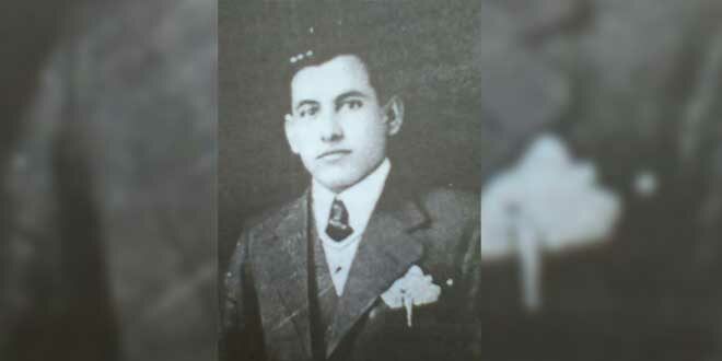 Sa herë që i bie udhëve të Prishtinës, më pushton një ndjenjë e heshtur mungese, sikur këto rrugë, këto sheshe dhe këto hapësira të qytetit mbartin mbi vete një zbrazëti që nuk mund të fshihet lehtë. Është një mungesë që nuk lidhet vetëm me gurin, bronzin apo mermerin, por me kujtesën, me mirënjohjen dhe me detyrimin tonë moral ndaj atyre që ia falën jetën lirisë. Në këto sheshe mungojnë përmendoret, statujat dhe bustet e atyre burrave dhe grave që, në kohë të hershme e më pas në kohë më të afërta, u bënë themelet e lirisë sonë. Mungojnë shenjat e dukshme të një historie të gjatë sakrifice, mungon prania simbolike e atyre që ecën para nesh në rrugën e mundimshme të çlirimit. Dhe kjo mungesë nuk është thjesht estetike. Ajo është një boshllëk në vetë ndërgjegjen qytetare, një heshtje e pashpjeguar në mesin e një qyteti që jeton mbi kujtimin e flijimeve të panumërta. Sepse liria që sot e gëzojmë nuk lindi befas, as nuk erdhi si dhuratë e një dite të vetme. Ajo nuk nisi sot, as dje. Ajo është fryt i një rruge të gjatë, të dhembshme e të përgjakur, që është shtrirë nëpër shekuj dhe është mbajtur gjallë prej brezash të tërë që u dogjën si qirinj për të ndriçuar të ardhmen tonë. Për ta kuptuar më thellë këtë të vërtetë, duhet të zbresim shkallëve të historisë, njëra pas tjetrës, deri aty ku gjenden gjurmët e para të qëndresës sonë. Duhet të hapim kujtesën kombëtare dhe të shohim se sa shumë njerëz u flijuan që ne sot të mund të flasim lirshëm, të ecim në këtë qytet me kokën lart dhe të kemi një shtet që e quajmë tonin. Çdo epokë ka pasur martirët e saj, çdo kohë ka lindur bij e bija që nuk kursyen as rininë, as ëndrrat, as jetën për idealin e lirisë. Ata ishin njerëz të zakonshëm që u bënë të jashtëzakonshëm pikërisht sepse besuan se liria vlen më shumë se vetja. Prandaj, mungesa e përmendoreve nuk është vetëm mungesë e figurave në hapësirë, është mungesë e një dialogu të gjallë mes së shkuarës dhe së tashmes. Një qytet pa shenjat e heronjve të vet rrezikon të humbasë jo vetëm kujtesën, por edhe busullën morale që e orienton drejt së ardhmes. Përmendorja nuk është vetëm gur i ngritur, as bust i ftohtë mbi një piedestal, ajo është një thirrje e heshtur që u flet brezave, një kujtesë e përhershme se liria ka emra, ka fytyra, ka histori dhe ka gjak. Prishtina, me gjithë gjallërinë e saj, me ritmin e saj të përditshëm dhe me vrullin e jetës moderne, do të duhej të mbante më dukshëm në gjoksin e vet shenjat e atyre që e bënë të mundur këtë frymëmarrje të lirë. Sepse qytetet nuk ndërtohen vetëm me ndërtesa e rrugë, por edhe me kujtesë, me nderim dhe me vetëdije historike. Dhe kur kujtesa gdhendet në gur, ajo bëhet më e fortë se harresa. Në fund, pyetja që mbetet pezull është e thjeshtë, por e rëndë: si mund ta jetojmë lirinë pa i bërë vend të dukshëm atyre që e sollën atë? Ndoshta ka ardhur koha që sheshet tona të mos jenë vetëm hapësira kalimi, por edhe vende përkujtimi, që gurët e qytetit të flasin, që bronzi të dëshmojë dhe që brezat që vijnë të mësojnë, jo vetëm nga librat, por edhe nga vetë zemra e qytetit, se kjo liri është ndërtuar mbi sakrificën e shumë brezave. Prof. Ymer Berisha përmendej me nderim si njëra ndër figurat më qendrore të lëvizjes ilegale, si mendja dhe zemra e një përpjekjeje të fshehtë, por vendimtare, që rrihte për lirinë e vendit. E megjithatë, po të nisej dikush sot në kërkim të një gjurme të prekshme të tij, të një shenje të gdhendur në bronz a të skalitur në gur, zor se do ta gjente aty ku do të duhej të ishte prej kohësh. Dhe kjo mungesë bëhet edhe më e dhimbshme kur mendon se Prof. Ymer Berisha e ka me të drejtë vendin e vet në qendër të Prishtinës, në zemrën e kryeqytetit, por po aq natyrshëm edhe në sheshet e qyteteve tona të tjera, aty ku kujtesa publike duhet të marrë formë e të flasë përmes monumenteve. Është e çuditshme dhe njëherazi e trishtueshme se si koha, me rrjedhën e saj të pandalshme, arrin të mbulojë me pluhur edhe emra të tillë, emra që dikur ishin dritë udhërrëfyese për brezat. Ndoshta sot ka prej atyre që e dëgjojnë emrin e tij dhe ndalen për një çast, duke u përpjekur të kujtojnë se kush ishte në të vërtetë ky atdhetar i madh. Ndoshta ka edhe të tillë që, në zhurmën e së tashmes, e kanë lënë të zbehet në kujtesë figurën e tij. Por harresa, sado e rëndë të jetë, nuk mund ta zhbëjë madhështinë e një jete të vënë në shërbim të atdheut. Prandaj, për ta risjellë sado pak më pranë ndërgjegjes sonë, mjafton të ndalemi dhe të kujtojmë disa të dhëna jetësore e biografike për Prof. Ymer Berishën, jo thjesht si një ushtrim informimi, por si një akt nderimi për një njeri që jetoi me idealin e lirisë dhe me barrën e përgjegjësisë kombëtare mbi supe. Ai nuk ishte vetëm një emër në rrjedhën e historisë, por një figurë që mbarti në vetvete peshën e një kohe të vështirë, një personalitet që nuk e ndau dijen nga përkushtimi atdhetar, as mendimin nga veprimi. Tek ai, intelektuali dhe luftëtari i çështjes kombëtare bashkëjetonin si dy anë të së njëjtës frymë. Pikërisht për këtë, figura e tij nuk duhet të mbetet në margjinat e kujtesës, as të jetojë vetëm në faqet e pakta të librave a në kujtimet e disa studiuesve. Ajo meriton të dalë në dritë, të marrë vendin që i takon në hapësirën publike dhe të bëhet pjesë e vetëdijes sonë kolektive. Të flasësh për Prof. Ymer Berishën do të thotë të flasësh për një kohë kur liria nuk ishte fjalë e lirë, por ëndërr e ndaluar, kur atdhedashuria nuk shpallej me zë të lartë, por ruhej në zemër dhe veprohej me guxim të heshtur. Ai i përkiste atij brezi burrash që nuk kërkuan lavdi për vete, por u shkrinë në emër të një ideali më të madh se jeta e tyre. Kjo e bën edhe më të padrejtë heshtjen që shpesh e rrethon sot figurën e tij. Prandaj, para se të japim disa të dhëna biografike për të, duhet ta themi qartë, rikujtimi i Prof. Ymer Berishës nuk është vetëm nevojë historike, por edhe detyrim moral. Një popull që nuk i kthen sytë te figurat e veta udhërrëfyese rrezikon të humbasë fillin e vet shpirtëror. Dhe një qytet që nuk u bën vend në qendrën e tij njerëzve që e ndriçuan historinë, lë të kuptohet se ende nuk e ka përmbushur plotësisht borxhin ndaj kujtesës. Në këtë frymë, le të ndalemi për një çast dhe ta sjellim sërish pranë nesh figurën e këtij atdhetari të madh, përmes disa të dhënave biografike, si një mënyrë modeste, por të domosdoshme, për të mos lejuar që emri i tij të tretet në mjegullën e harresës. Në fund të fundit, njerëz të tillë nuk i përkasin vetëm së kaluarës, ata mbeten pjesë e ndërgjegjes sonë kombëtare dhe vazhdojnë të na flasin sa herë që kemi vullnetin t’i dëgjojmë. Prof. Ymer Berisha lindi më 1912, në Gjurgjevik të Madh, një fshat pranë Klinës, në një kohë kur trojet shqiptare bartnin mbi vete plagë të shumta historie dhe kur vetë lindja e një njeriu në këto anë dukej sikur e lidhte që në djep me fatin e dheut të vet. Rruga e tij e dijes nisi herët dhe u shtri nëpër hapësira që do ta formësonin jo vetëm si intelektual, por edhe si atdhetar të përkushtuar. Shkollën fillore e kreu në Krumë të Hasit, ndërsa shkollimin e mesëm e vazhdoi në Shkollën Normale të Elbasanit, vatër e njohur e formimit arsimor dhe kombëtar të shumë brezave shqiptarësh. Më pas, etja e tij për dije dhe përgatitje e çoi deri në Romë, ku kreu Fakultetin e Shkencave Natyrore, në degën Histori-Gjeografi, si dhe Akademinë Ushtarake. Kështu, në personalitetin e tij u ndërthurën në mënyrë të rrallë mendja e studiuesit, formimi i mësuesit dhe disiplina e ushtarakut. Pas përfundimit të studimeve, ai u kthye në Shqipëri, duke zgjedhur të mos mbetej larg popullit të vet, por të vihej në shërbim të tij. Punoi si mësues në shumë fshatra të Shqipërisë Veriore, aty ku dija nuk ishte thjesht mësim, por dritë, shpresë dhe thirrje për vetëdije kombëtare. Në ato vise, ai nuk ishte vetëm një mësimdhënës i zakonshëm, ishte një njeri që mbillte ndër breza jo vetëm njohuri, por edhe ndjenjën e përkatësisë, të dinjitetit dhe të dashurisë për atdheun. Tek ai, mësuesia nuk ishte profesion i thjeshtë, por mision. Viti 1939, kur Italia fashiste pushtoi Shqipërinë, shënoi një kthesë të rëndë në fatin e kombit, por edhe në jetën e Prof. Ymer Berishës. Përballë asaj furtune historike, ai, së bashku me xhaxhain e vet Sejdi Berishën, kaloi në Kosovë. Ky kalim nuk ishte vetëm lëvizje gjeografike nga një vend në tjetrin, ai ishte një udhëtim i një njeriu që e ndiqte fatin e kombit të vet kudo që ai kërkonte qëndresë, mendim dhe veprim. Në Prishtinë, ai nisi punën si profesor në Gjimnazin “Sami Frashëri” gjatë viteve 1941–1944, duke u bërë pjesë e brezit të atyre arsimtarëve që, përmes shkollës, përpiqeshin të ringjallnin ndërgjegjen kombëtare në një kohë të trazuar e të pasigurt. Mirëpo jeta e tij nuk do të mbetej e kufizuar brenda mureve të klasave. Me pushtimin e Kosovës në vitin 1944, kur rrethanat historike u errësuan sërish dhe liria u vu nën kërcënim të ri, Prof. Ymer Berisha u detyrua të dalë nga jeta e hapur qytetare dhe të strehohej në malet e Drenicës. Aty, mes ashpërsisë së natyrës dhe barrës së kohës, ai u bë një nga organizatorët e rezistencës së armatosur kundër pushtuesve të rinj. Në këtë fazë të jetës së tij, figura e profesorit u shndërrua në figurë prijësi, e pena e dijes iu bashkua pushkës së qëndresës. Ishte koha kur mendimi nuk mjaftonte më vetëm të ndriçonte, por duhej edhe të luftonte. Prof. Ymer Berisha konsiderohet me të drejtë njëri ndër ideologët dhe hartuesit e platformës politike për mbrojtjen e kufijve etnikë të trojeve shqiptare të Kosovës dhe për bashkimin e saj me Shqipërinë. Ai nuk ishte thjesht njeri i veprimit, por edhe i vizionit. Në një epokë kur shumëçka vendosej me forcë e dhunë, ai përpiqej t’i jepte rezistencës shqiptare edhe bosht mendimi, edhe themel politik, edhe orientim kombëtar. E kuptonte qartë se një popull nuk mbrohet vetëm me armë, por edhe me ide, me program, me vetëdije dhe me besim në të drejtën e vet historike. Gjatë gjithë jetës së tij, Prof. Ymer Berisha mbeti një luftëtar i palëkundur kundër fashizmit dhe komunizmit, duke i parë të dyja si forma shtypjeje që cenonin lirinë e njeriut dhe të drejtën e popullit shqiptar për të jetuar i lirë në trojet e veta. Ai nuk u përkul para ideologjive të kohës, as nuk e ndau idealin kombëtar sipas rrymave të imponuara nga jashtë. Për të, liria nuk ishte slogan, por themel i qenies kombëtare, nuk ishte premtim politik, por e drejtë e shenjtë për të cilën vlente të sakrifikohej gjithçka. Në tërësinë e figurës së tij, Prof. Ymer Berisha shfaqet si një nga ata burra që historia i lind rrallë: i ditur, i formuar, i guximshëm dhe i përkushtuar deri në flijim. Ai i përkiste asaj kategorie njerëzish që nuk e jetojnë jetën për vete, por e shkrijnë atë në shërbim të një ideali më të madh. Në të u bashkuan mësuesi që ndriçonte mendje, intelektuali që formulonte vizion, dhe luftëtari që nuk u tremb nga stuhitë e kohës. Pikërisht për këtë, emri i tij mbetet i gdhendur jo vetëm në faqet e historisë sonë kombëtare, por edhe në ndërgjegjen e atyre që e kuptojnë se liria e një populli është vepër e gjatë, e mundimshme dhe e larë me sakrifica. Të shkruash për Prof. Ymer Berishën do të thotë, në të vërtetë, të shkruash për një brez të tërë idealistësh që ecën përmes zjarrit të historisë pa kërkuar as lavdi, as shpërblim. Do të thotë të rikujtosh se pas çdo përpjekjeje për liri qëndrojnë figura që nuk pranuan të heshtnin, të përuleshin apo të harroheshin. Dhe mes tyre, Prof. Ymer Berisha qëndron si një lis i fortë i kujtesës sonë kombëtare, si një emër që meriton të përmendet me nderim, të studiohet me seriozitet dhe të ruhet me dashuri në kujtesën e brezave që vijnë. Ai nuk luftonte vetëm për një copë toke të quajtur Kosovë, por për një tërësi shpirtërore e historike që përfshinte të gjitha trojet shqiptare, të ndara padrejtësisht nga kufij të imponuar, të vizatuar nga duar të huaja dhe të ushqyer nga ambicie shoviniste të fqinjëve dhe vendime të padrejta të fuqive të mëdha. Në vizionin e tij, Shqipëria nuk ishte një hartë e cunguar, por një organizëm i gjallë, i copëtuar me dhunë, që kërkonte ribashkim dhe dinjitet. Rrezikun më të madh ai e shihte në shovinizmin serbomadh, i cili jo vetëm që mbante Kosovën nën zgjedhë, por nuk e kishte ndalur kurrë etjen për zgjerim dhe nënshtrim të mëtejshëm. Por syri i tij i mprehtë nuk ndalej vetëm aty; ai dallonte me të njëjtën qartësi edhe rrezikun që vinte nga jugu, nga pretendimet dhe ambiciet e shovinizmit grek ndaj viseve shqiptare. Në këtë përballje të ashpër me ideologjitë e huaja dhe shtypëse, Prof. Ymer Berisha nuk i përkiste asnjë rryme të importuar. Ai njihte vetëm një ideologji – atë kombëtare shqiptare, një ideologji që nuk ishte e shkruar në libra të huaj, por e gdhendur në ndërgjegjen historike të një populli që kërkonte të ishte zot i vetes. Këto ideale gjetën shprehjen e tyre në momente kyçe të historisë, si Mbledhja e Mukjes dhe vendimet e Bujanit, ku u artikulua me zë të qartë e drejta për bashkim dhe vetëvendosje. Figura e tij nuk mbeti vetëm në fushën e mendimit. Ai ishte ndër nismëtarët dhe themeluesit e Organizatës ilegale Nacional Demokratike Shqiptare (ONDSH), ndërsa në vitin 1945, në Kuvendin e Dobërdolit, hodhi themelet e një tjetër organizimi të fshehtë, “Besa Kombëtare”. Këto nuk ishin thjesht struktura organizative, ato ishin përpjekje për t’i dhënë formë rezistencës, për ta shndërruar revoltën në strategji dhe dëshirën për liri në veprim të organizuar. Nga “malet e lira të Dardanisë”, siç i quante ai me një ndjenjë të thellë simbolike, i drejtohej botës përmes fjalës së shkruar. Letra që i dërgoi gjeneralit britanik Hadson nuk ishte vetëm një raport mbi terrorin sllavo-komunist ndaj shqiptarëve të Kosovës, ajo ishte një thirrje, një dëshmi dhe një apel për ndërgjegjen ndërkombëtare, një përpjekje për ta bërë të dukshme atë që shpesh fshihej në errësirën e politikave të mëdha. Si patriot i përkushtuar, ai nuk qëndroi në distancë nga populli. Përkundrazi, ai u zhyt në mesin e tij, duke mbajtur lidhje të vazhdueshme me njerëzit e thjeshtë, me ata që e jetonin përditë peshën e pushtimit. Në vjeshtën e vitit 1944, ai zbriti në Drenicë, në një nga trevat më të forta të qëndresës shqiptare, ku u takua me figura të njohura të kohës si Shaban Polluzha, Sadik Zeneli, Jusuf Gradica, Rexhep Vojvoda dhe shumë të tjerë. Këto takime nuk ishin vetëm biseda mes burrash, ato ishin përpjekje për të përcaktuar fatin e Kosovës, për të gjetur rrugën e qëndresës dhe për të bashkuar forcat në një moment vendimtar të historisë. Në një tubim të mbajtur më 28 nëntor në Drenicë, përpara fshatarëve të asaj ane, fjala e tij mori peshën e një betimi: “Nuk ka besë më me serbë, prandaj duhet të organizohemi dhe të luftojmë deri në bashkimin kombëtar.” Kjo nuk ishte thjesht një thirrje për luftë, ishte një shprehje e një bindjeje të thellë, e lindur nga përvoja dhe nga zhgënjimet historike, një apel për unitet dhe vendosmëri. Në rrugën e vështirë të ilegalitetit, ai nuk ishte i vetëm. Krahas tij qëndronte edhe figura e guximshme e Marie Shllakut, një grua e rrallë në qëndresën shqiptare, e cila u bë bashkëpunëtore e ngushtë e tij. Së bashku, në Kuvendin e Dobërdolit, ata morën pjesë në themelimin e “Besës Kombëtare”, duke i dhënë një dimension të ri organizimit politik dhe patriotik. Ajo, me përkushtimin dhe seriozitetin e saj, mbajti procesverbalin e atij tubimi, duke lënë një dëshmi të shkruar të një momenti të rëndësishëm të historisë sonë. Në tërësi, figura e Prof. Ymer Berishës shfaqet si një bashkim i rrallë i mendimit dhe veprimit, i idealit dhe sakrificës. Ai ishte një njeri që nuk e pa kurrë lirinë si koncept abstrakt, por si detyrë konkrete, si rrugë që kërkonte guxim, organizim dhe përkushtim të plotë. Dhe pikërisht për këtë, jeta dhe veprimtaria e tij mbeten një testament i gjallë për brezat që vijnë – një kujtesë se liria nuk është dhuratë, por vepër e atyre që guxojnë ta kërkojnë dhe ta mbrojnë deri në fund. Si intelektual i formuar me dije të gjerë dhe me një nuhatje të hollë politike, Prof. Ymer Berisha nuk ishte nga ata që joshen lehtë prej premtimeve të kohës apo që i marrin ngjarjet sipërfaqësisht. Ai e njihte mirë frymën e epokës, lëvizjet e fshehta të politikës, prapaskenat e vendimmarrjes dhe sidomos mënyrën se si shpresa e popujve të vegjël shpesh thyhej nën peshën e interesave të mëdha. Prandaj, qysh herët, ai kishte shprehur dyshime të thella për realizimin e vendimeve të Konferencës së Bujanit. Edhe pse ato vendime për shumëkënd përfaqësonin një dritë shprese dhe një premtim për të ardhmen, ai, me kthjelltësinë e mendjes së tij, e ndiente se midis fjalës së dhënë dhe jetësimit të saj qëndronte një humnerë e madhe politike. Duke i kuptuar me saktësi këto rrethana, ai nuk zgjodhi të mbetej vetëm vëzhgues i historisë. Përkundrazi, ai u bë pjesëmarrës aktiv i saj, duke bërë përpjekje të pareshtura për t’i ndërgjegjësuar shqiptarët e Drenicës, të Llapushës dhe të disa viseve të Dukagjinit. Ai i thërriste jo vetëm me fjalën e arsyes, por edhe me forcën e bindjes atdhetare, që të mos pajtoheshin me politikën okupuese, të mos e pranonin nënshtrimin si fat dhe të mos lejonin që shpresa e tyre të mbetej peng i mashtrimeve politike. Në përpjekjen e tij për t’i bindur, ai vinte përballë jo vetëm argumentin, por edhe ndjenjën e thellë të detyrës kombëtare. Dhe kur rrethanat u ashpërsuan deri në skaj, ai arriti të besonte se rezistenca nuk mund të mbetej më vetëm në nivel të mendimit e qëndresës pasive, por duhej të merrte edhe trajtën e kryengritjes së armatosur. Kur shpërtheu kryengritja në Drenicë, ai e pa menjëherë se fati i saj nuk do të vendosej vetëm brenda kufijve të asaj treve heroike. Me vizionin e tij strategjik, Ymer Berisha e kuptonte se suksesi i saj varej nga aftësia për t’u zgjeruar në të gjitha anët e Kosovës, për t’u kthyer nga një vatër qëndrese lokale në një lëvizje të përgjithshme kombëtare. Ai e dinte se një trevë, sado e fortë dhe e vendosur të ishte, nuk mund të qëndronte e vetme përballë një aparati të organizuar pushtues. Kryengritja, në mendimin e tij, duhej të bëhej një jehonë që përhapej nga mali në mal, nga fshati në fshat, nga zemra në zemër. Nuk mbeti vetëm te fjala. Në Drenicë solli edhe armë, sepse e dinte se në ato ditë të zymta liria duhej mbrojtur jo vetëm me ideal, por edhe me mjete konkrete. Sipas dëshmisë së Hajriz Domanekut, në Obri kishte sjellë disa automatikë, armë me të cilat luftëtarët e asaj ane vazhduan qëndresën deri në shuarjen e rezistencës së Drenicës. Kjo e bën figurën e tij edhe më të plotë: ai nuk ishte vetëm mendimtar i kauzës, por edhe furnizues i saj me forcë veprimi, jo vetëm frymëzues i qëndresës, por edhe njeri që vinte në shërbim të saj atë që kërkonte momenti historik. Pasi lufta e Drenicës u shua në gjak dhe sakrificë, rruga e tij nuk u ndërpre. Nga ato vise të përflakura ai kaloi në ilegalitet, duke marrë udhën drejt anës së Prizrenit, Podrimës dhe Rahovecit. Ishte një kalim i vështirë, jo vetëm në kuptimin gjeografik, por edhe në atë historik e shpirtëror. Nga një rezistencë e hapur, ai u detyrua të kalonte në errësirën e ilegalitetit, në atë botë të heshtur ku çdo lëvizje duhej peshuar, çdo fjalë duhej ruajtur dhe çdo kontakt duhej ndërtuar me kujdes të madh. Por edhe në atë terr të rrezikshëm ai nuk e humbi orientimin, as nuk e zbehu idealin. Më vonë, ai iu përkushtua një detyre po aq të rëndësishme, unitetit të ilegales shqiptare. E kuptonte se shpërndarja e forcave, veprimi i copëzuar dhe mungesa e koordinimit e dobësonin thelbin e rezistencës. Prandaj, në territoret e Dukagjinit, ai punoi për të krijuar komitete rajonale, të rretheve dhe të komunave, duke u dhënë atyre një strukturë të ngjashme me atë të NDSH-së. Kjo nuk ishte thjesht çështje organizimi teknik, ishte përpjekje për t’i dhënë ilegales shqiptare bosht, disiplinë, rend dhe frymë të përbashkët veprimi. Në këtë mënyrë, ai synonte që lëvizja të mos mbetej vetëm një shpërthim i çastit, por të shndërrohej në një organizëm të qëndrueshëm politik e kombëtar. Në gjithë këtë rrugëtim, Prof. Ymer Berisha shfaqet si figurë e jashtëzakonshme e një kohe të trazuar, një njeri që i lexonte qartë rreziqet e historisë, që nuk i dorëzohej iluzioneve, por përpiqej t’i kthente dyshimet e tij në veprim, ndërgjegjësim dhe organizim. Ai ishte nga ata burra që nuk e pranuan fatin si diçka të dhënë, por luftuan për ta ndryshuar atë. Dhe pikërisht për këtë, jeta e tij mbetet dëshmi e asaj se intelektuali i vërtetë nuk mjaftohet vetëm me të kuptuarit e kohës së vet, por ndjen si detyrim edhe përpjekjen për ta drejtuar atë drejt lirisë. Më 22 tetor të vitit 1945, Prof. Ymer Berisha i dërgoi një njoftim shefit të misionit ushtarak anglez, gjeneralit Hadson, për ta vënë në dijeni mbi përfundimin e luftës së Drenicës dhe mbi gjendjen e rëndë që po mbretëronte në Kosovë. Ky veprim nuk ishte vetëm një akt komunikimi politik, por një përpjekje e dëshpëruar dhe e ndërgjegjshme për ta bërë botën të dëgjonte zërin e një populli që po kalonte nga një dhunë në një tjetër, nga një robëri në një formë të re shtypjeje. Mirëpo, fati i këtij raporti qe tragjik: ai ra në duart e OZN-së, sepse korrieri që e bartte ishte bashkëpunëtor i tyre. Ky fakt e bën edhe më të rëndë atmosferën e asaj kohe, ku rreziku nuk vinte vetëm nga jashtë, por shpesh fshihej edhe pranë vetë radhëve të lëvizjes. Ishte një kohë kur besimi bëhej i vështirë, kur fjala duhej peshuar me kujdes dhe kur çdo hap mund të përfundonte në kurth. E megjithatë, pavarësisht kësaj mjegulle të dendur tradhtish dhe ndjekjesh, Prof. Ymer Berisha nuk pushoi së vepruari, sepse e ndiente thellë se heshtja, në ato rrethana, do të ishte një lloj dorëzimi. Ai ishte thellësisht i shqetësuar për gjendjen që u krijua pas aneksimit të Kosovës nga Serbia. Në sytë e tij, ajo që po ndodhte nuk ishte thjesht një riorganizim administrativ apo një ndryshim pushteti, por një rikthim i një politike të vjetër shtypjeje, e veshur me petka të reja. Për nga përmasat e terrorit, qëllimet politike, metodat e përdorura, propaganda e ushtruar dhe dhuna e zbatuar ndaj shqiptarëve, situata i ngjante frikshëm asaj të viteve të sundimit të dinastisë mbretërore jugosllave të paraluftës. Pra, historia dukej sikur po përsëriste të njëjtën tragjedi, vetëm se me emërtime të tjera dhe me mjete të reja legjitimimi. Para luftës, shqiptarët në Jugosllavi konsideroheshin si “element destabilizues”, si trup i huaj brenda një shteti që nuk i pranonte as në të drejtën, as në dinjitetin e tyre. Pas luftës, po ata shqiptarë u shpallën “separatistë”, “armiq”, “kundërshtarë të rendit të ri”, dhe u ngarkuan me çdo epitet që i shërbente justifikimit të represionit. Në të dy rastet, thelbi mbetej i njëjtë: shqiptari paraqitej si fajtor vetëm pse kërkonte të jetonte i lirë, me identitetin e vet dhe në trojet e veta. Kjo vazhdimësi e padrejtësisë e lëndonte thellë Prof. Ymer Berishën, sepse ai e shihte qartë se ndërrimi i regjimeve nuk kishte sjellë ndërrimin e fatit për popullin shqiptar të Kosovës. Duke e vërejtur pakënaqësinë e thellë dhe dëshpërimin që kishte përfshirë popullin, ai nuk zgjodhi rrugën e tërheqjes, por të angazhimit edhe më të madh. Ai vuri lidhje me organizatat ilegale që vepronin në Kosovë dhe punoi me ngulm për bashkimin e tyre. Për të, shpërndarja e forcave ishte luks që koha nuk e lejonte. Ai e kuptonte se përballë një aparati shtetëror të organizuar dhe të pamëshirshëm, qëndresa shqiptare nuk mund të mbetej e copëzuar, e shpërndarë në grupe të izoluara. Bashkimi ishte domosdoshmëri, jo vetëm politike, por ekzistenciale. Në këtë kuadër, dëshmia e Gjon Serreqit, dhënë para hetuesve në burg, hedh dritë mbi autoritetin dhe rolin që gëzonte Prof. Ymer Berisha brenda botës ilegale shqiptare. Sipas kësaj dëshmie, lidhjet me organizatën “Besa Kombëtare” të Ymer Berishës ishin vendosur që nga qershori i vitit 1946, përmes korrierit të Hilmi Zariqit. Edhe pse grupet nuk kishin ndërmarrë aksione të përbashkëta, sepse secila vepronte në hapësirën e vet – njëra në Dukagjin, tjetra diku tjetër – megjithatë ekzistonte një ndjenjë nderimi dhe respekti të veçantë ndaj figurës së tij. Gjon Serreqi dëshmonte se të gjithë e çmonin Ymer Berishën si organizatorin më të aftë. Kjo nuk ishte një vlerësim i zakonshëm. Në kohë ilegaliteti, kur çdo organizator mbante mbi vete barrën e jetëve, të planeve dhe të vetë mbijetesës së lëvizjes, të quheshe “më i afti” do të thoshte të kishe fituar besimin më të madh të bashkëveprimtarëve. Po ashtu, sipas kësaj dëshmie, Prof. Ymer Berisha kishte bërë me dije se ishte i ndërlidhur me Muharrem Bajraktarin dhe me konsullin anglez në Tiranë, Hadsonin. Këto lidhje tregojnë se veprimtaria e tij nuk ishte e kufizuar në një horizont të ngushtë vendor, por se ai kërkonte ta shtrinte çështjen shqiptare edhe përtej kufijve të Kosovës, duke e lidhur rezistencën e brendshme me faktorë të tjerë politikë e diplomatikë. Ai e dinte se liria nuk fitohet vetëm me pushkë, por edhe me aleanca, me informim dhe me përpjekje për ta ndërkombëtarizuar të vërtetën e një populli të shtypur. Fakti që kjo dëshmi u dha në burg, nën hetim, në orët e hershme të mëngjesit, i jep edhe më shumë peshë dramatike kësaj panorame. Aty ndihen hijet e dhunës, të presionit, të frikës dhe të netëve pa gjumë, ku njerëzit detyroheshin të flisnin mes ankthit dhe rrezikut. E megjithatë, edhe në ato kushte, emri i Ymer Berishës del si emër autoriteti, si figurë që nderohej, si organizator me ndikim dhe si njeri që kishte ditur të krijonte ura mes grupeve të ndryshme të ilegales. Në tërësi, kjo periudhë e jetës dhe veprimtarisë së tij e paraqet Prof. Ymer Berishën jo vetëm si luftëtar të pushkës dhe të mendimit, por edhe si njeri të rrjetëzimit politik, të bashkimit organizativ dhe të ndërgjegjësimit kombëtar. Ai e kuptonte se populli shqiptar në Kosovë nuk kishte përballë vetëm një pushtet të dhunshëm, por një sistem të tërë mohimi, i cili përpiqej ta shkatërronte jo vetëm fizikisht, por edhe shpirtërisht. Dhe përballë këtij sistemi, ai vuri në lëvizje gjithçka që kishte: mendjen, lidhjet, guximin dhe besimin e palëkundur në të drejtën shqiptare. Prandaj, figura e tij në këtë kapitull të historisë nuk duhet parë vetëm si figurë e një njeriu që raportonte, organizonte apo ndërlidhej me grupe të tjera. Ajo duhet kuptuar si figura e një ndërgjegjeje kombëtare që nuk pranonte të heshtte, që nuk i dorëzohej dëshpërimit dhe që përpiqej, në mes të terrinës së pasluftës, të mbante ndezur dritën e shpresës për liri dhe bashkim kombëtar. Prof. Ymer Berisha kishte krijuar lidhje të forta e të besueshme me Ukë Sadikun dhe me shumë nga krerët më të njohur të lëvizjes ilegale shqiptare. Ai nuk ishte thjesht një emër që përmendej me respekt në rrethet atdhetare, por një nyje e gjallë e asaj rrjete të fshehtë që mbante ndezur shpresën e lirisë në kohë të errëta. Marrëdhëniet e tij me bashkëveprimtarët nuk mbështeteshin vetëm mbi domosdoshmërinë e bashkëpunimit politik, por mbi një besim të përbashkët, mbi një ideal të madh që i bashkonte dhe i bënte të qëndronin të palëkundur përballë rrezikut. Në atë botë të heshtur të ilegalitetit, ku fjala duhej matur dhe besimi fitohej me sakrificë, Prof. Ymer Berisha zinte një vend të veçantë, sepse ai shihej si njeri i mendimit, i veprimit dhe i përkushtimit të pakompromis ndaj çështjes kombëtare. Pas një veprimtarie të ngjeshur në fshatrat e Gjakovës, ku ai kishte lëvizur për të forcuar lidhjet, për të përhapur frymën e organizimit dhe për të mbledhur mendime e mbështetje për rrugën e rezistencës, profesori pati edhe një konsultim me Ukë Sadikun. Këto takime nuk ishin vetëm biseda ndërmjet bashkëveprimtarësh, por çaste vendimmarrjeje, ku peshohej fati i lëvizjes dhe i vetë Kosovës. Pikërisht pas këtyre konsultimeve, ai njoftohet se në malet e Lipovicës do të mbahej Kongresi i Pestë i ONDSH-së dhe se ishte i ftuar të merrte pjesë në të. Kjo ftesë nuk ishte e zakonshme, ajo ishte një dëshmi e autoritetit të tij, e rolit të rëndësishëm që kishte në lëvizjen kombëtare dhe e besimit që krerët e ilegalitetit kishin tek ai. Por historia, që aq shpesh ka qenë mizore me bijtë më të mirë të këtij vendi, po përgatiste një nga kthesat e saj më të dhimbshme. Sipas të dhënave që jepen nga Gojko Medenica, më 10 korrik të vitit 1946, në malet e Hereçit të Gjakovës, ndërsa ishte nisur drejt Kongresit të Pestë të ONDSH-së që mbahej në Lipovicë, Prof. Ymer Berisha ra në një pritë të egër, i rrethuar nga forcat e të ashtuquajturës “Mbrojtja Popullore” dhe milicia jugosllave. Udhëtimi i tij drejt një kuvendi të shpresës u shndërrua kështu në një kalvar gjaku dhe sakrifice. Ai nuk shkonte drejt një takimi të zakonshëm, por drejt një ngjarjeje që synonte të mbante gjallë organizimin, unitetin dhe frymën e rezistencës shqiptare. Dhe pikërisht në atë udhë, ku ideali dhe rreziku ecën krah për krah, e priste vdekja. Së bashku me shoqëruesit e tij, ai bëri përpjekje të dalë nga rrethimi. Nuk u dorëzua, nuk u thye dhe nuk kërkoi shpëtim të lehtë. Si gjithmonë, ai zgjodhi qëndresën. Në atë përplasje të përgjakshme, mes armëve, britmave dhe tymit të një nate tradhtie, Prof. Ymer Berisha ra heroikisht bashkë me tetë patriotë të tjerë, ndërsa dymbëdhjetë të tjerë u plagosën rëndë. Bashkë me të u vra edhe mësuesi Fehmi Kura, një tjetër emër që iu shtua vargut të atyre që e shkrinë jetën e tyre në emër të lirisë. Kjo skenë e rëndë, e mbushur me dhembje dhe burrëri, mbeti si një nga ato plagë të historisë që nuk mbyllen lehtë, sepse aty nuk u shuan vetëm jetë njerëzish, por u godit një pjesë e mendjes dhe e shpirtit të rezistencës shqiptare. Vdekja e Prof. Ymer Berishës dhe e bashkëluftëtarëve të tij u mbajt e fshehur deri më 25 korrik 1946, kur u mbajt Kongresi i Lipovicës. Kjo heshtje e detyruar, kjo fshehje e tragjedisë, i jep edhe më shumë peshë dramatike ngjarjes. Ishte sikur mali vetë mbante në gjoks një sekret të përgjakur, ndërsa shokët e idealit nuk dinin ende se një nga figurat më të ndritura të tyre kishte rënë në udhë e sipër, në prag të një kuvendi ku fjala e tij do të kishte peshë dhe drita e tij do të kishte ndriçuar mendjet e të pranishmëve. Vetëm atëherë doli në shesh edhe fytyra e tradhtisë. U zbulua se korrieri i rrejshëm, Rexhep Alush Carabregu, i cili në të vërtetë ishte spiun i Spasoje Gjakoviqit, kishte luajtur për një kohë të gjatë lojën e dyfishtë. Ai kishte bartur letra ndërmjet Shtabit II në Drenicë dhe organizatës “Besa Kombëtare” në Dukagjin, duke u paraqitur si hallkë besnike e lidhjeve ilegale, ndërkohë që në të vërtetë përgatiste grackën e tradhtisë. Kjo figurë e errët mishëron një nga plagët më të mëdha të çdo lëvizjeje çlirimtare, depërtimin e armikut në petkun e mikut, helmin e tradhtisë që vepron jo nga larg, por nga brenda. Nën trysninë e gjyqit popullor të kongresit në Lipovicë, Rexhep Carabregu pranoi se Prof. Ymer Berisha kishte rënë në grackë me ndihmën e tij dhe se likuidimi i tij ishte bërë pikërisht përmes kësaj loje të ndyrë mashtrimi. Ky pohim, i dalë në dritë në çastin kur e vërteta kërkonte hakun e vet, nuk ishte vetëm pranim i një krimi, por edhe dëshmi e hidhur se sa e kushtueshme ishte për lëvizjen ilegale mungesa e besës së vërtetë. Në një kohë kur fjala “besë” mbante peshën e nderit dhe të jetës, tradhtia e tillë merrte përmasa edhe më të rënda morale e kombëtare. Prandaj, gjyqi popullor i kongresit e dënoi aty për aty me pushkatim edhe vetë Rexhep Carabregun, afër vendit ku mbahej kongresi. Ky akt, i ashpër dhe i menjëhershëm, nuk ishte vetëm ndëshkim për një njeri, por një përgjigje e fortë morale ndaj tradhtisë që kishte çuar në vrasjen e njërit prej organizatorëve më të rëndësishëm të lëvizjes. Ishte një mënyrë për të shpallur se lëvizja mund të plagosej, mund të humbiste bijtë më të mirë, por nuk do të pajtohej me tradhtinë dhe as do ta linte atë pa gjykim. Rënia e Prof. Ymer Berishës, pra, nuk ishte një vdekje e zakonshme në rrjedhën e historisë. Ajo ishte një akt martirizimi në udhën e idealit, një prerje e dhunshme e një jete që jetonte vetëm për çështjen kombëtare. Ai ra jo në heshtje, por në lëvizje; jo në tërheqje, por në udhëtim drejt një kongresi të rezistencës, jo si njeri i thyer, por si luftëtar i rrethuar, që kërkoi të çajë rrugën përmes zjarrit. Dhe pikërisht kjo e bën figurën e tij edhe më madhështore, ai nuk u nda nga jeta në një cep harrese, por në mes të përpjekjes, në mes të misionit, në mes të betimit të tij për Kosovën. Në kujtesën historike, kjo ngjarje mbetet një ndër faqet më të rënda e më të dhimbshme, ku heroizmi dhe tradhtia përplasen ballë për ballë. Nga njëra anë qëndron profesori-atdhetar, i pajisur me dije, me vizion dhe me përkushtim të pashoq; nga ana tjetër, hija e errët e spiunazhit, e mashtrimit dhe e dorës së armikut. E megjithatë, edhe pse tradhtia arriti t’ia ndërpresë jetën, ajo nuk mundi t’ia shuajë emrin. Sepse njerëz si prof. Ymer Berisha nuk jetojnë vetëm në frymën e kohës së vet, por në ndërgjegjen e një kombi që di t’i nderojë ata që ranë për të mos e lënë atë të bjerë. Kongresi i Lipovicës i hapi punimet më 25 korrik të vitit 1946, në një kohë të rëndë, të ngarkuar me ankth, shpresë dhe përgjegjësi historike. Ishte një mbledhje që synonte të mbante të gjallë frymën e rezistencës shqiptare, të forconte organizimin ilegal dhe të gjente udhën e vazhdimit të luftës politike e kombëtare në një periudhë kur errësira e pushtetit po rëndonte mbi Kosovën. Dhe pikërisht në atë kongres, në një ironi tragjike që vetëm historia di ta shkruajë me aq dhimbje, u propozua që komandant i përgjithshëm i ilegales shqiptare të emërohej Prof. Ymer Berisha, pa e ditur askush se ai, që përmendej aty me nderim si figurë prijëse e lëvizjes, kishte rënë pesëmbëdhjetë ditë më parë, i vrarë në udhë drejt vetë atij kuvendi. Sa e rëndë duhet të ketë qenë ai çastësi i zbulimit, kur emri i tij ende shqiptohej me shpresë në mesin e bashkëveprimtarëve, ndërsa trupi i tij tashmë kishte rënë në dheun e Kosovës, bashkë me idealin e pashuar të lirisë. Ai përmendej për t’u ngritur në një detyrë të lartë, ndërkohë që kishte hyrë tashmë në përjetësinë e martirëve. Në atë përplasje të dhimbshme mes padijes dhe së vërtetës, kongresi mori mbi vete jo vetëm barrën e organizimit të rezistencës, por edhe plagën e rëndë të humbjes së njërit prej mendjeve dhe zemrave më të ndritura të saj. Kur më pas u bë e ditur se Prof. Ymer Berisha ishte likuiduar nga UDB-ja, aparati propagandistik i kohës u vu menjëherë në lëvizje për të njollosur figurën e tij. Shtypi i regjimit, me një gjuhë të ashpër, të ulët dhe të zhveshur nga çdo ndjenjë e së vërtetës, dha njoftime të shkurtra e të helmuara, duke e quajtur “ballist”, “antipopullor”, “antidemokratik”, “spiun gjerman” dhe duke e paraqitur si vegël të “reaksionit të jashtëm”, si udhëheqës të një organizate ku, sipas tyre, qenkan bashkuar “spiunë fashistë, zogistë, irredentistë, ballistë dhe tradhtarë të tjerë të popullit shqiptar”. Ishte ajo gjuha e njohur e regjimeve shtypëse, që nuk mjaftohen me vrasjen fizike të kundërshtarit, por përpiqen të vrasin edhe kujtimin e tij, nderin e tij, emrin e tij. Dhe kështu, mbi trupin e një patrioti të rënë, u hodh balta e shpifjes. Mbi një intelektual që kishte jetuar me idealin e lirisë, u derdh helmi i propagandës. Mbi një njeri që kishte ngritur zërin për mbrojtjen e trojeve shqiptare, u varën etiketa të fabrikuara nga një pushtet që i druhej jo vetëm pushkës së rezistencës, por edhe mendimit të lirë. Pa asnjë fije turpi, shtypi i kohës ia mveshi Prof. Ymer Berishës lloj-lloj epitetesh, nga më të çoroditurat e deri te më fyeset, duke tentuar ta kthejë një atdhetar në armik, një martir në figurë përçmuese, një idealist në objekt denigrimi publik. Por propaganda, sado e zhurmshme të jetë, nuk ka fuqinë ta ndryshojë të vërtetën historike. Ajo mund të turbullojë përkohësisht mendjet, por nuk mund të shlyejë sakrificën. Sepse qëllimi i parë dhe i fundit i Prof. Ymer Berishës, ashtu si edhe i gjithë atyre burrave e grave që ranë në atë rrugë të mundimshme, kishte vetëm një emër dhe vetëm një synim: BASHKIMIN E TROJEVE SHQIPTARE ME SHTETIN AMË, SHQIPËRINË. Ky ishte ideali që i mbante gjallë, ky ishte betimi që i bënte të qëndronin, ky ishte ylli i vetëm që u ndriçonte udhën nëpër netët e errëta të okupimit, ndjekjes dhe flijimit. Ata nuk ranë për emër, as për pushtet, as për përfitime të çastit. Ranë sepse besonin në një të drejtë historike, në një amanet kombëtar, në një Shqipëri që nuk duhej të mbetej e copëtuar. Prandaj, kur sot e kujtojmë Prof. Ymer Berishën, nuk kujtojmë vetëm një njeri, por një ndërgjegje. Nuk kujtojmë vetëm një emër, por një epokë të tërë sakrifice. Ai mishëronte në vetvete trimërinë dhe dijen, idealizmin dhe organizimin, guximin e luftëtarit dhe kthjelltësinë e intelektualit. Ishte nga ata njerëz që nuk jetojnë për veten e tyre, por për një qëllim më të madh se jeta. Dhe pikërisht për këtë, mungesa e një përmendoreje të tij në Prishtinë është jo vetëm boshllëk në hapësirën publike, por edhe plagë në ndërgjegjen tonë kolektive. Është e dhimbshme, madje e pafalshme në njëfarë mënyre, që në kryeqytetin e Kosovës, në Prishtinën për të cilën ai mendoi, punoi dhe sakrifikoi, ky njeri i madh, ky atdhetar, ky trim dhe ky intelektual të mos ketë një përmendore të denjë, ku populli të ndalet, ta kujtojë dhe të mos e harrojë kurrë. Një popull që nuk ua bën vendin e merituar bijve të vet më të ndritur, rrezikon t’i lërë në harresë jo vetëm ata, por edhe idealet për të cilat ata ranë. Përmendorja nuk është thjesht gur apo bronz. Ajo është kujtesë e ngritur në këmbë. Është mësim për brezat. Është nderim i gdhendur në hapësirë. Prishtina do të duhej ta kishte prej kohësh një shenjë të dukshme të emrit të Prof. Ymer Berishës, një vend ku historia të flasë, ku të rinjtë të pyesin, ku të moshuarit të kujtojnë, dhe ku vetë qyteti të dëshmojë se nuk i harron ata që e mbrojtën me mendje dhe me gjak. Sepse kujtesa kombëtare nuk ruhet vetëm në libra, por edhe në sheshe, në rrugë, në monumente, në gurë që nuk flasin me zë, por që i thonë shumë ndërgjegjes së një populli. Lavdia e Prof. Ymer Berishës nuk buron nga fjalët që i shkruajmë sot, por nga jeta që ai jetoi dhe nga vdekja që ai përqafoi pa u zmbrapsur. Ai mbetet një ndër ato figura që historia nuk i harron, edhe kur shoqëria vonon t’i nderojë si duhet. Dhe derisa emri i tij të përmendet me respekt, derisa sakrifica e tij të kujtohet me mall e krenari, ai do të vazhdojë të jetojë në vetëdijen tonë kombëtare, si simbol i një ideali që nuk u shua me rënien e tij. Lavdi Prof. Ymer Berishës dhe shokëve të tij të idealit. 20 prill 2026 Prishtinë