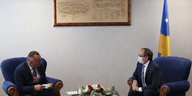 Kryetari i Deçanit, Bashkim Ramosaj, ka biseduar kryeministrin, Avdullah Hoti, lidhur me rrugës Deçan-Plavë