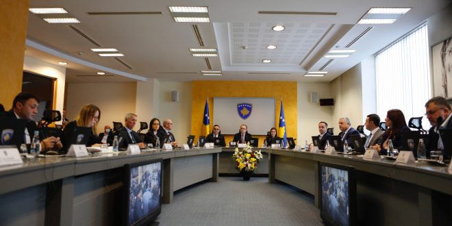 Kabineti i Avdullah Hotit, pritet ta shfuqizojë vendimin Albin Kurtit për reciprocitet të plotë tregtar me Serbinë