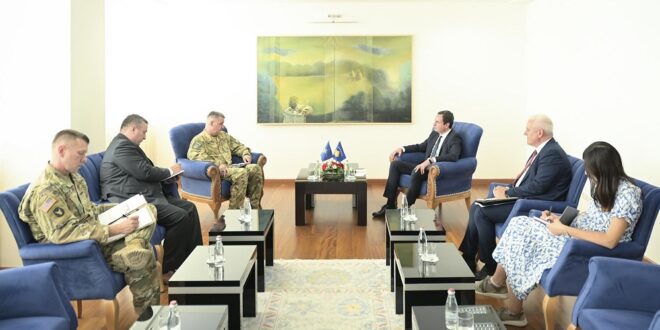 Kryeministri i Kosovës, Albin Kurti, dhe komandanti i Forcave paqeruajtëse të NATO-s në Kosovë, Gjeneral Major Ferenc Kajári gjatë bisedimeve në një takim rikonfirmuan se rëndësia e KFOR-it në sigurimin e paqes dhe sigurisë në Republikën e Kosovës, që është qëllim dhe prioritet i përbashkët i institucioneve të Republikës së Kosovës dhe KFOR-it. Albin Kurti me këtë rast theksoi domosdoshmërinë e përcjelljes së mesazheve të qarta për veprimet e strukturave kriminale në veri të Kosovës, që cenojnë rëndë sigurinë në vend.