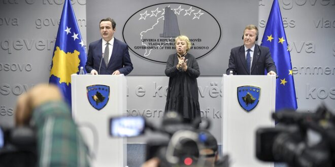 Tomas Szunyog, i dorëzoi kryeministrit Albin Kurti Raportin e Komisionit Evropian për Kosovën