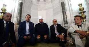 Kryeministri i Maqedonisë, Zoran Zaev dhe kryekuvendari, Talat Xhaferi qëndruan në Xhaminë e Mustafa Pashës