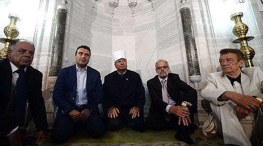 Kryeministri i Maqedonisë, Zoran Zaev dhe kryekuvendari, Talat Xhaferi qëndruan në Xhaminë e Mustafa Pashës