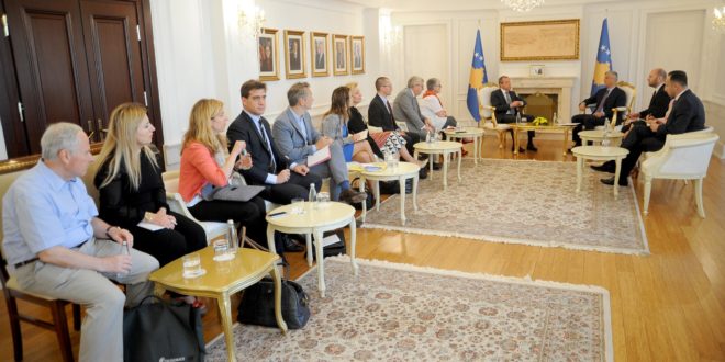 Kryetari, Hashim Thaçi priti në takim vëzhguesit e PE-së për zgjedhjet e 11 qershorit