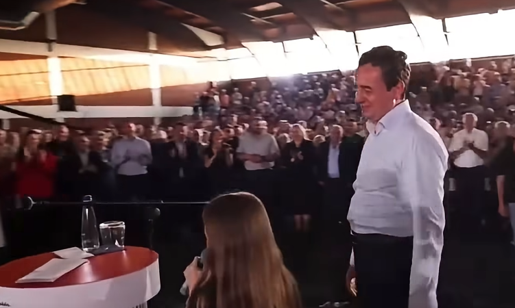 Albin Kurti përballet me kritika pas paraqitjes së një vajze në tubim elektoral