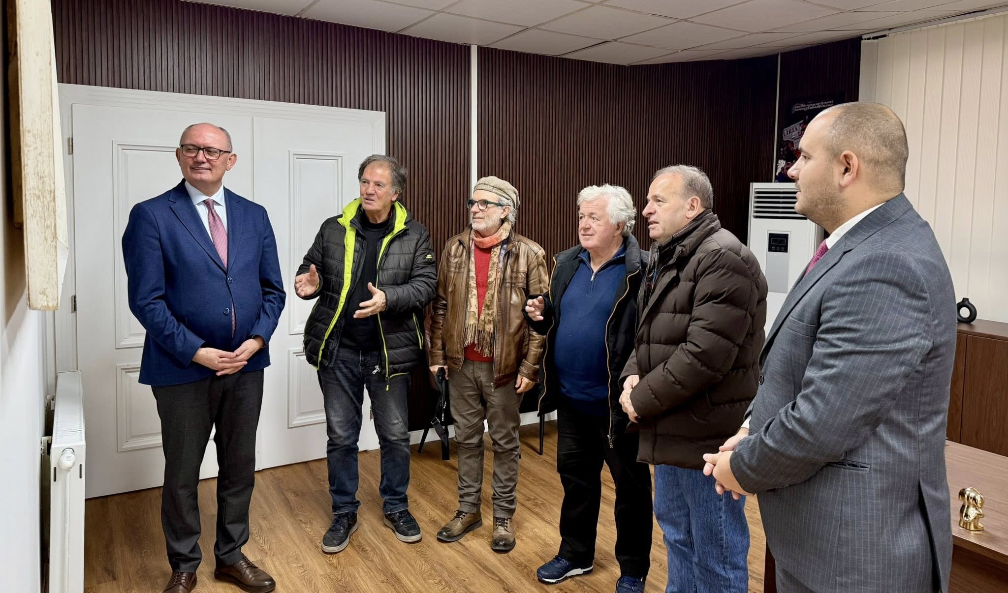 Kryetari Agim Aliu mirëpriti në takim grupin eminent të artistëve pamor